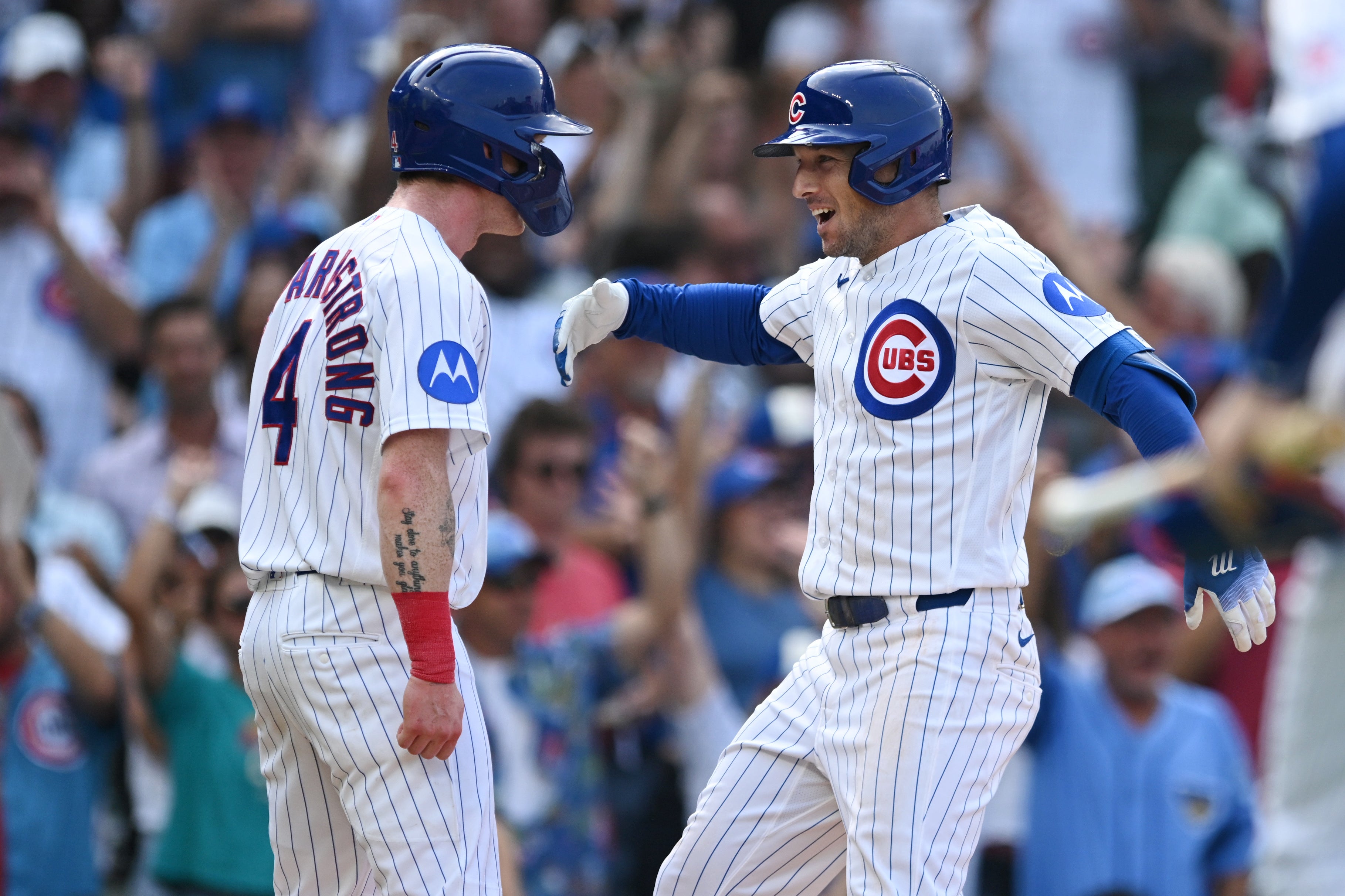 <p>Alex Bregman (derecha), de los Cachorros de Chicago, festeja con su compañero Pete Crow-Armstrong (4) luego de conseguir un jonrón de dos carreras ante los Azulejos de Toronto, el jueves 6 de agosto de 2026</p>