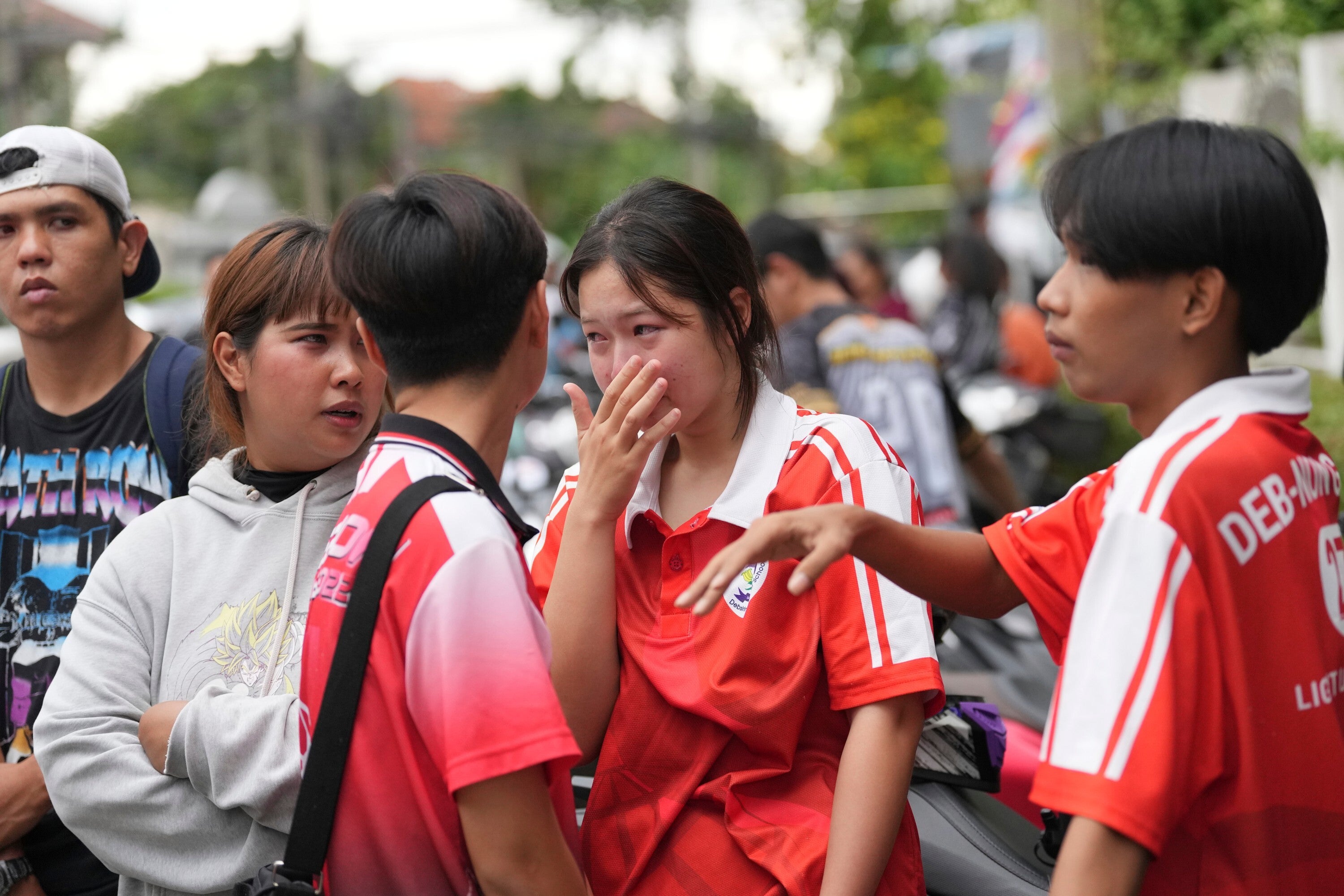 <p>Una estudiante llora en el exterior de su escuela, donde se reportaron fallecidos y heridos luego de un tiroteo, en la provincia de Nonthaburi, Tailandia, el 7 de agosto de 2026</p>