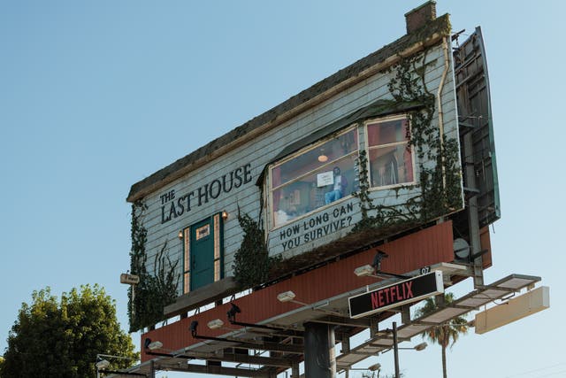 <p>Netflix metió a un hombre de verdad dentro de una valla publicitaria para promocionar su nuevo thriller, ‘The Last House’</p>