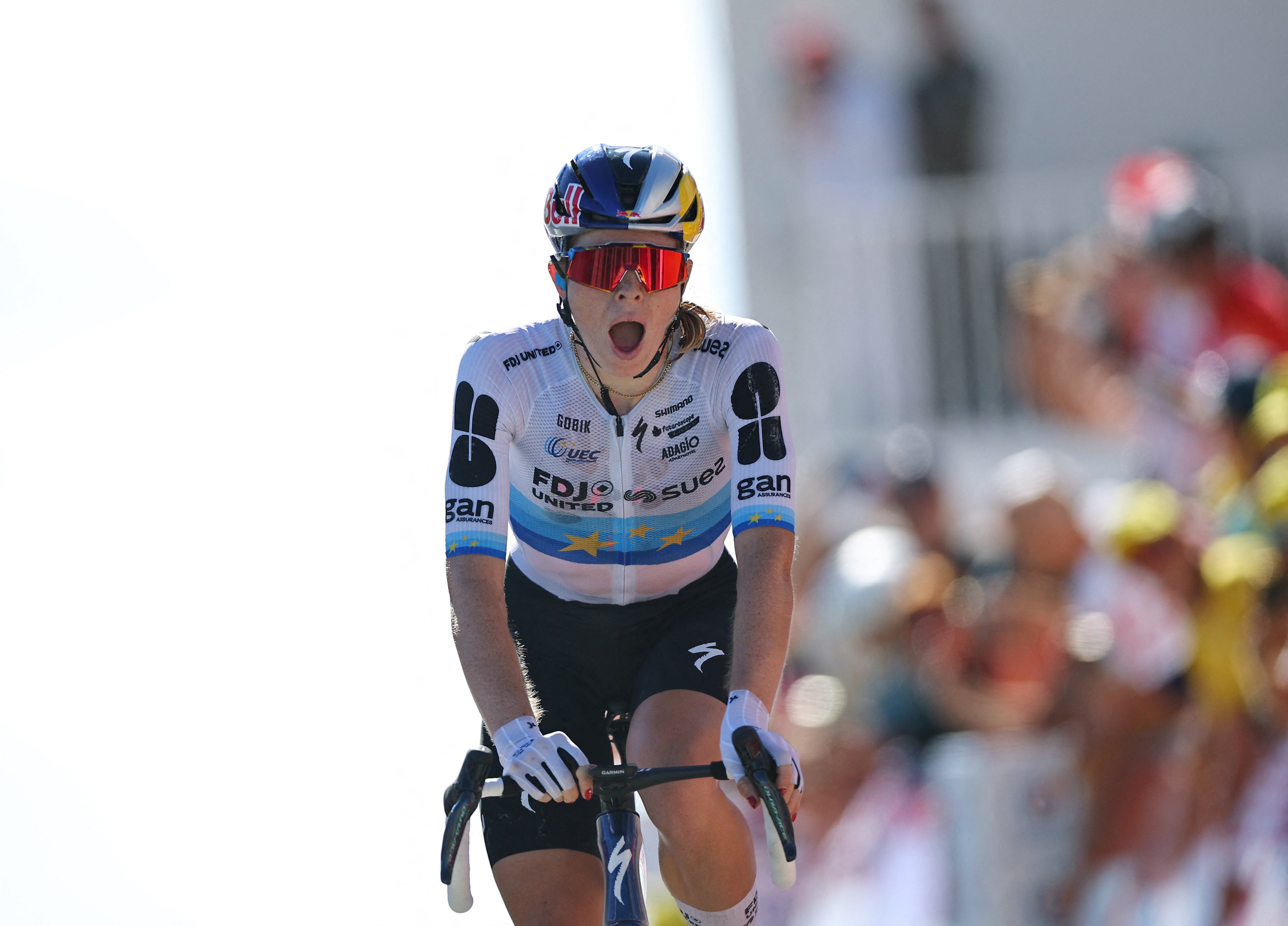 Vollering remains in second but is now 15 seconds off the yellow jersey