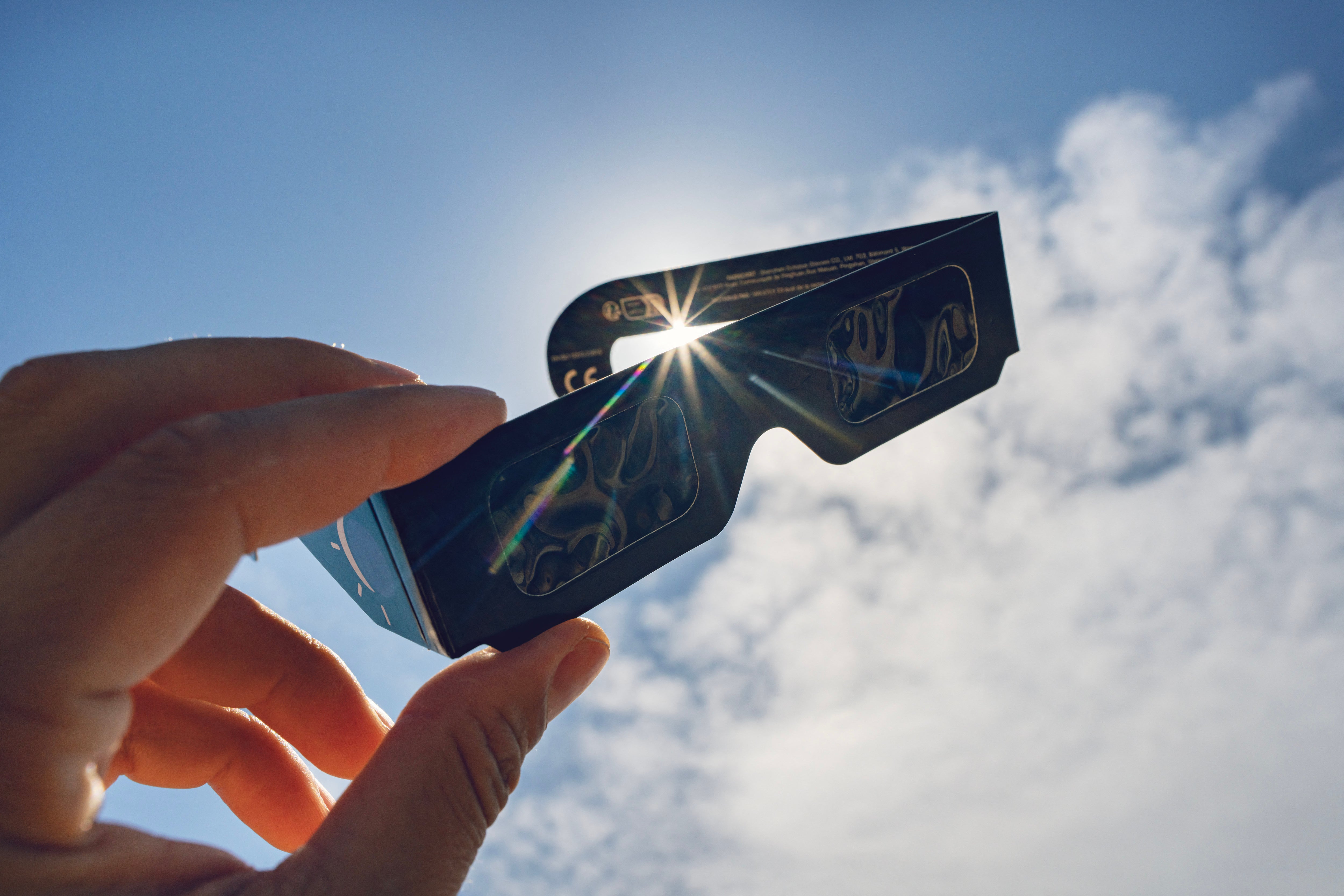 Des lunettes spéciales sont nécessaires pour observer l'éclipse en toute sécurité.