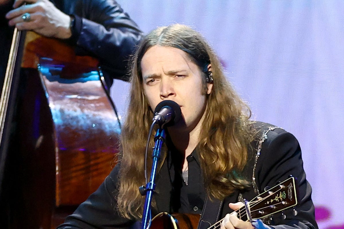 Billy Strings performs in protective helmet after being struck by object on stage the night before Billy Strings performs in protective helmet after being struck by object on stage the night before
