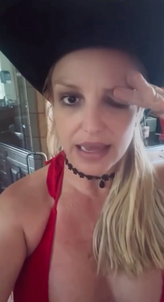 The singer demonstrated the impact of the botched procedure