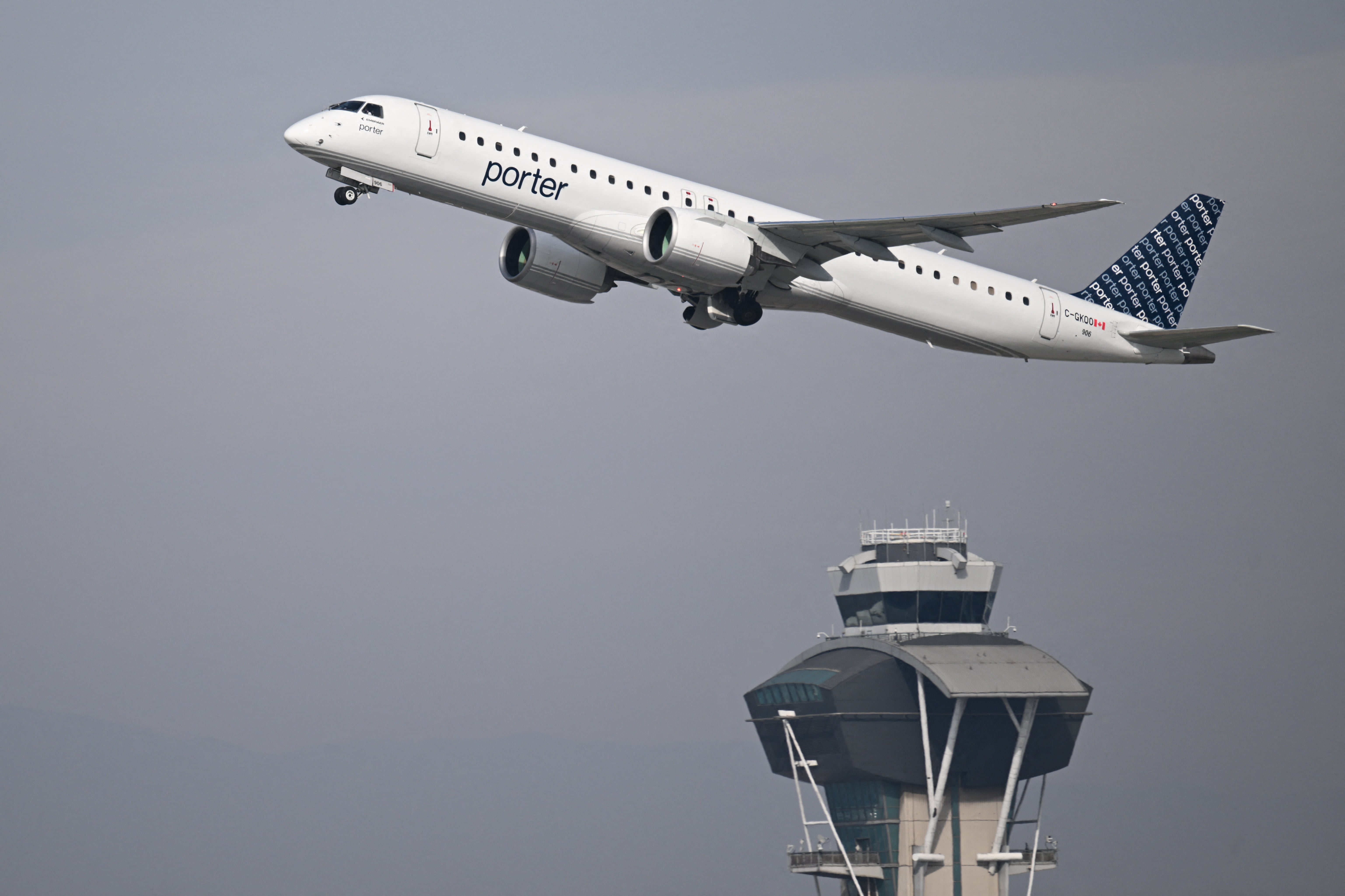 Airline forced to cancel flight after child refuses to sit down and fasten seatbelt