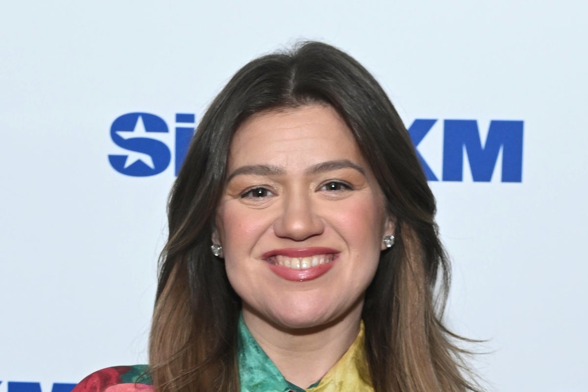 Kelly Clarkson claims upmarket New York toy store treated her poorly