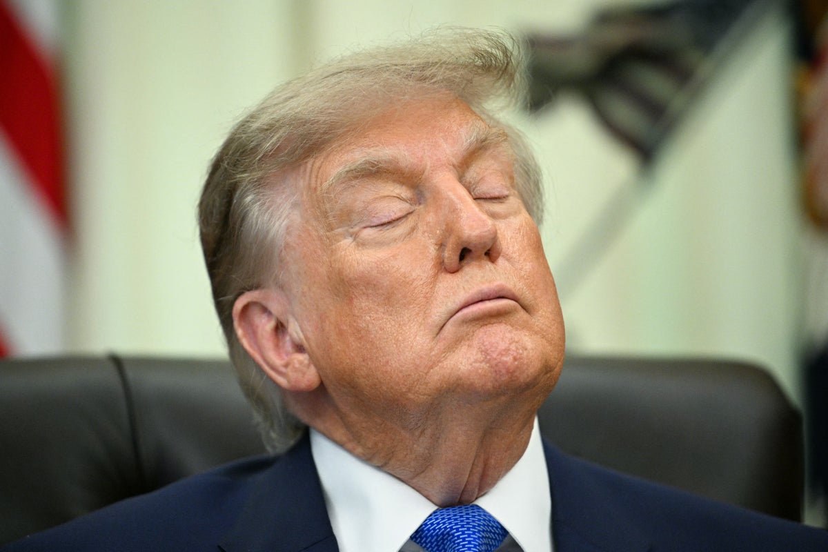 Trump, Oval Ofis'te aşı duyurusu sırasında görünürdeki bölge dışı durumla dalga geçti