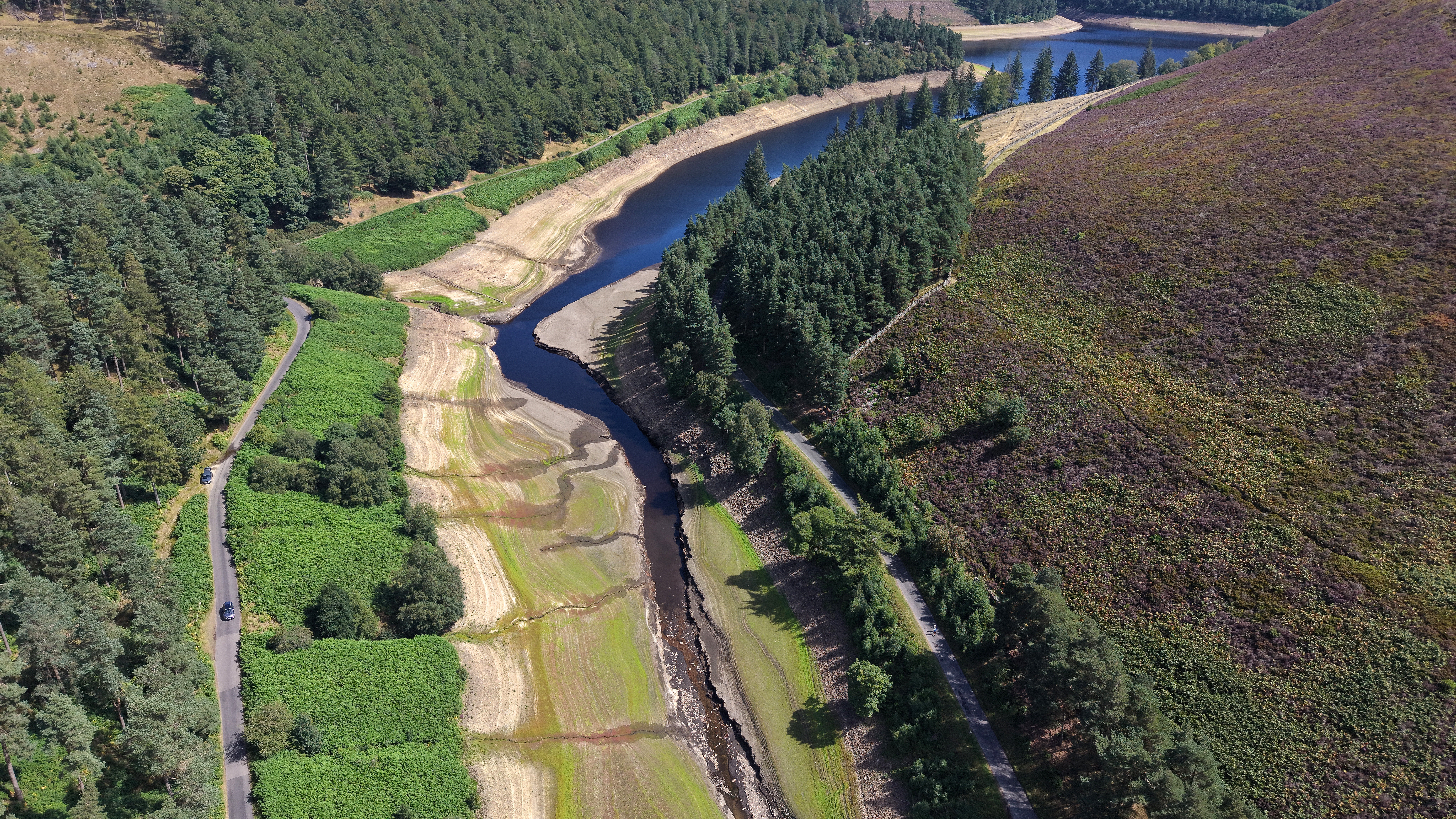Low water levels reveal the reservoir bed of Howden Reservoir in Bamford (Getty)
