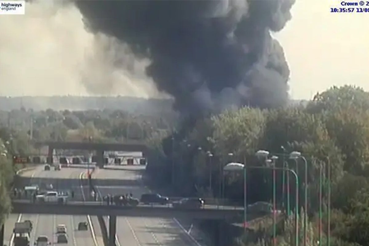 Huge fire breaks out next to M25 as motorway shut