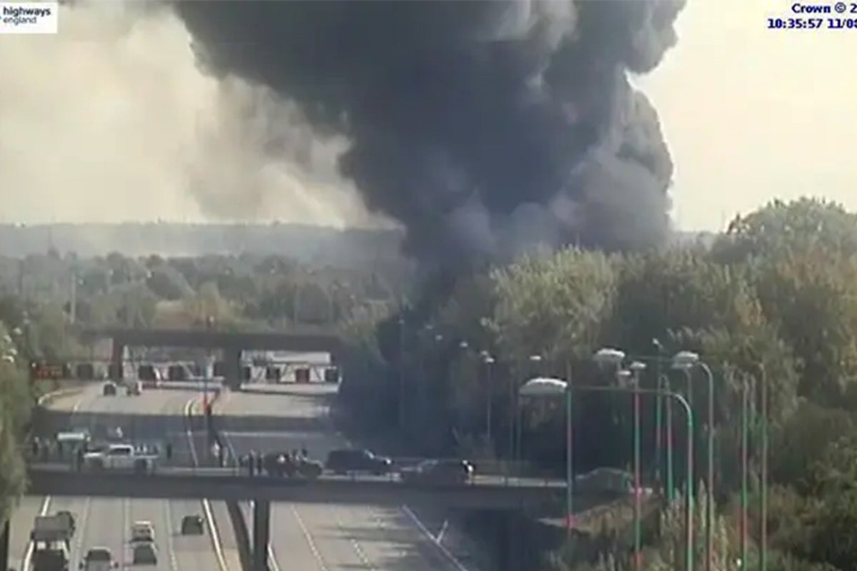 Huge fire breaks out next to M25 as section of motorway shut Huge fire breaks out next to M25 as section of motorway shut