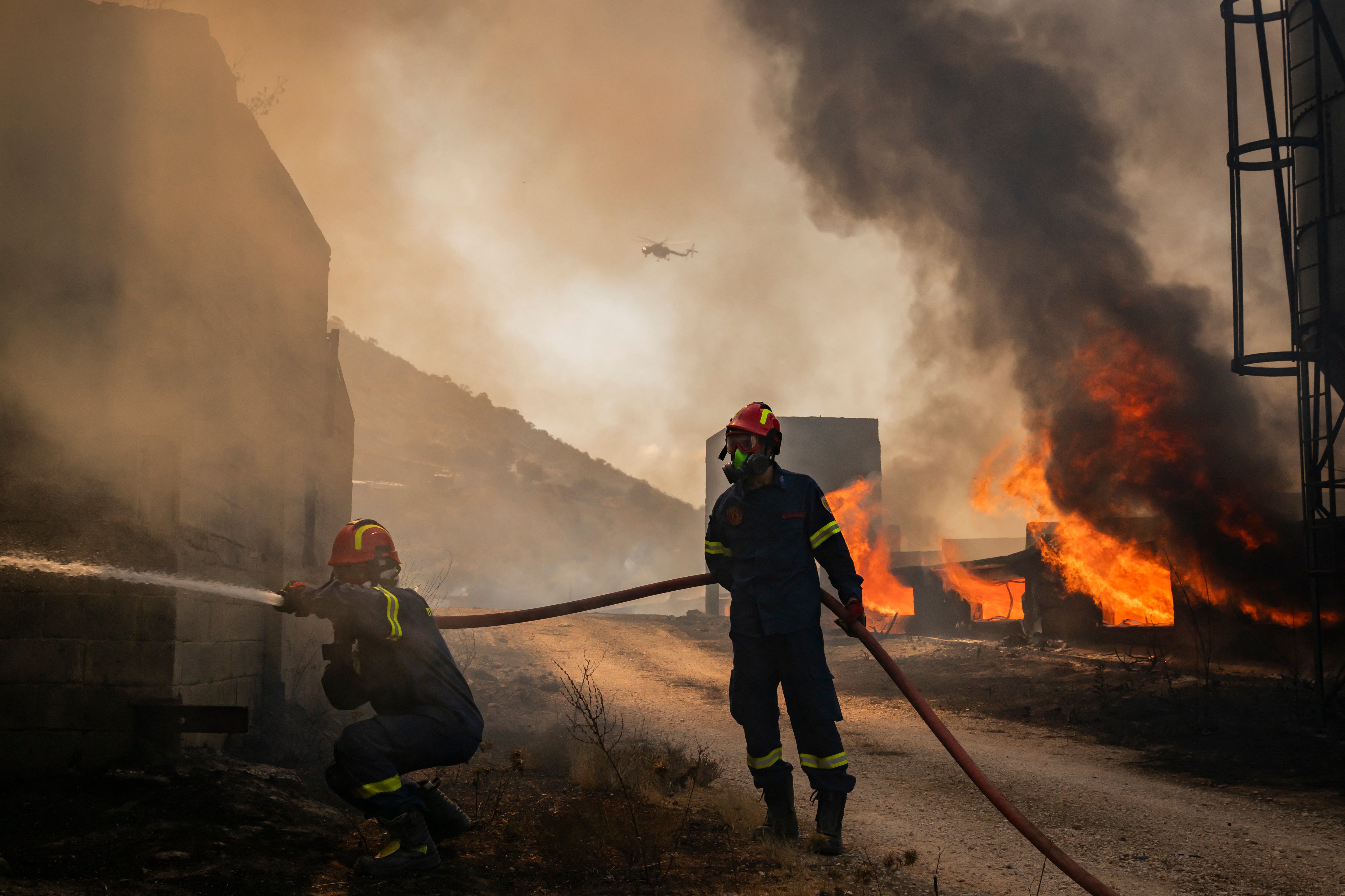 Pożary trawią Grecję — setki strażaków walczą z ogniem pod Atenami