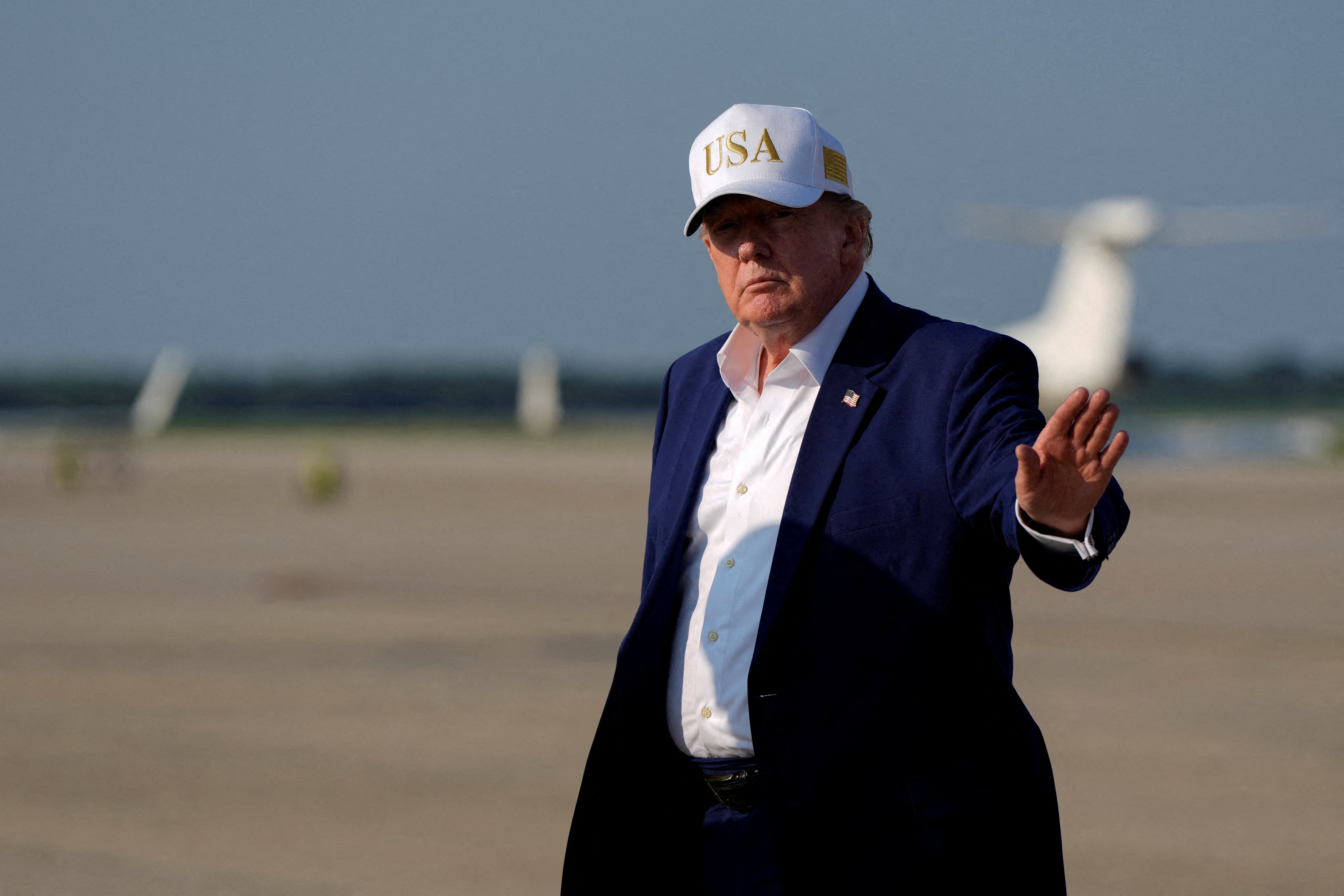 https://static.independent.co.uk/2026/08/11/16/2026-08-11T085708Z_609398983_RC28WMAVAQSW_RTRMADP_3_USA-TRUMP-AIR-FORCE-ONE.JPG?trim=0,0,0,0&width=1200&height=800&crop=1200:800