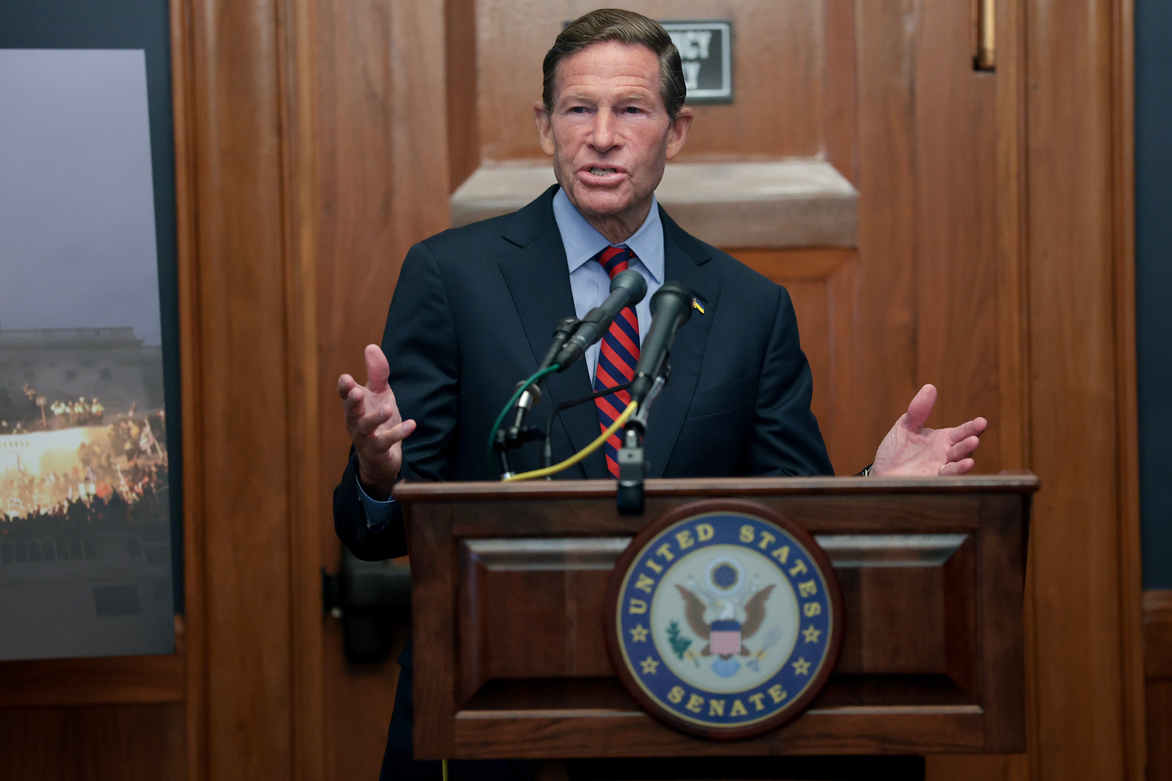 Democratic Senator Richard Blumenthal of Connecticut is calling for a congressional briefing on the Air Force One decoy flight