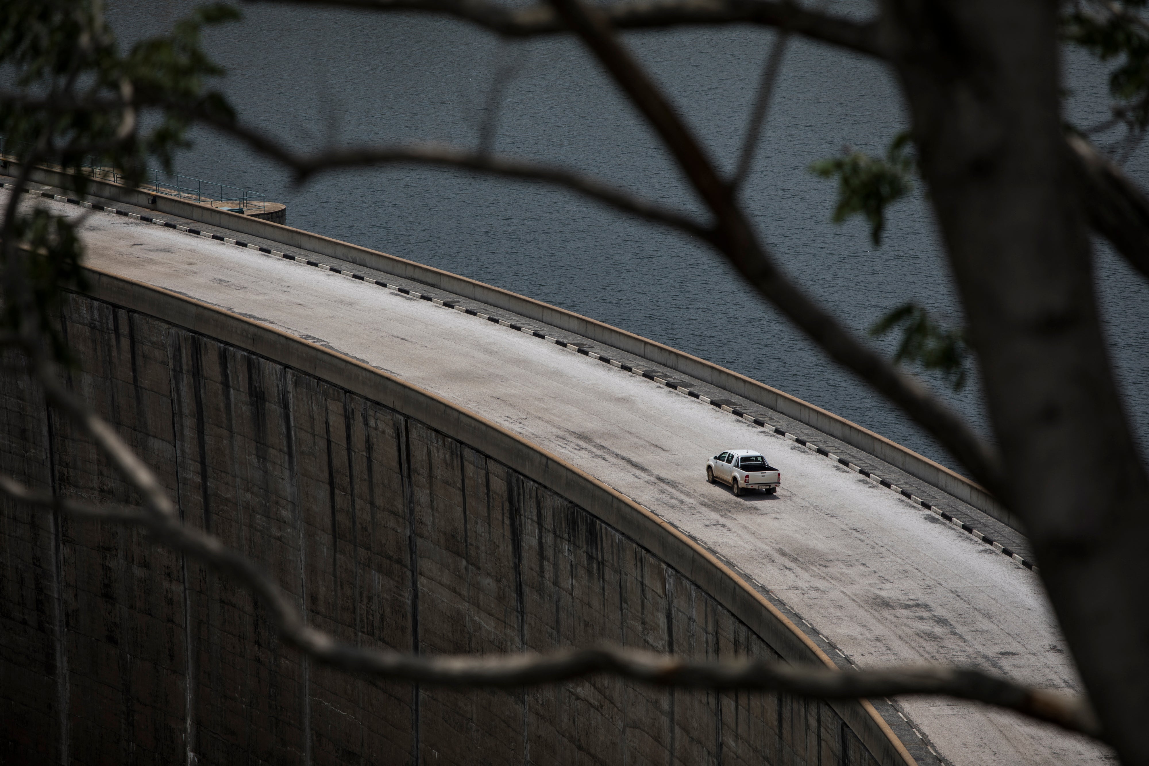 A car drives across the Kariba Dam towards the Zimbabwean border, in Kariba on January 20, 2020 (AFP/Getty)