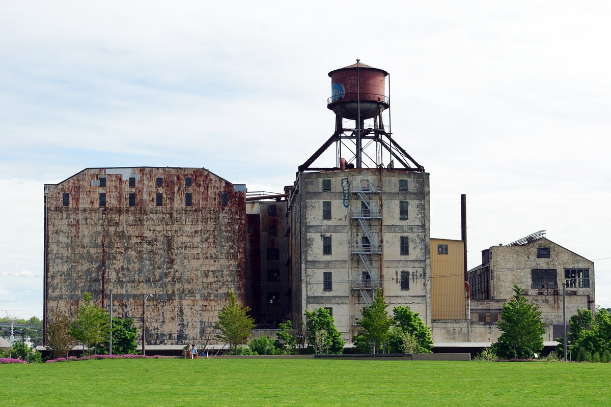 Union Pacific Continues Rail Operations Near Structurally Unstable Portland Mill