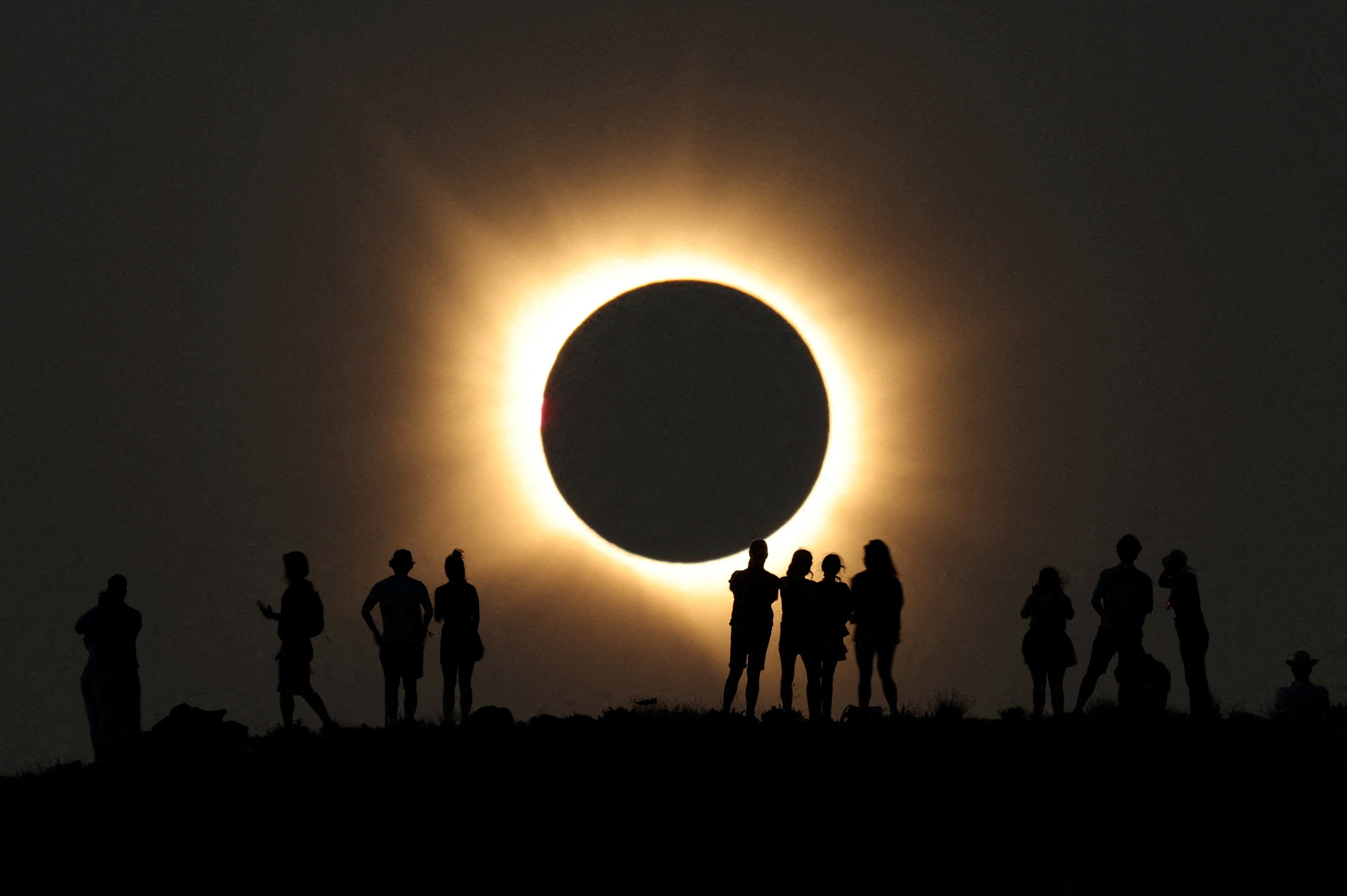 solar-eclipse-2026-live-celestial-event-reaches-maximum-in-uk-and