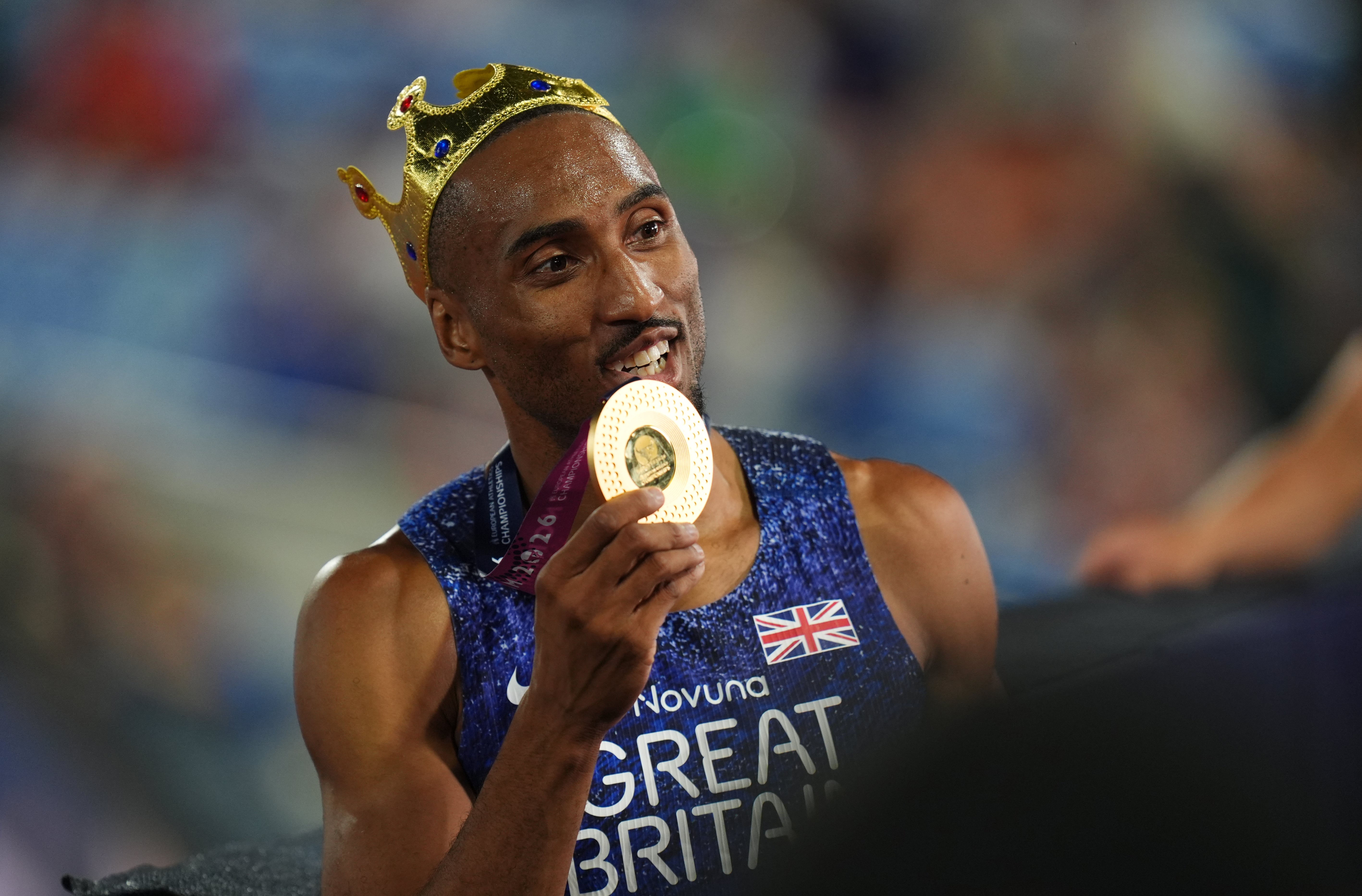 Matt Hudson-Smith celebrates winning his gold medal