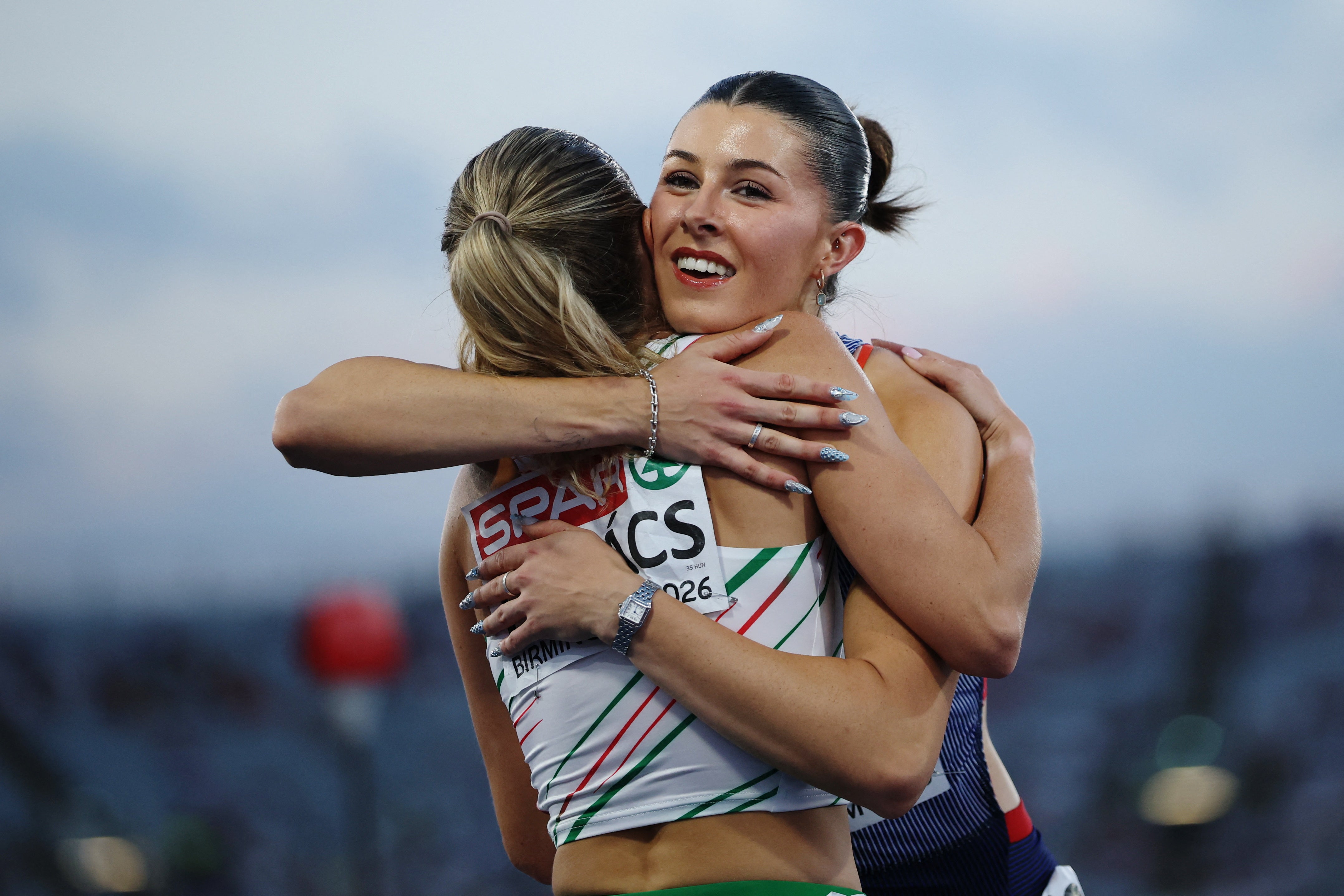 Amy Hunt kept her bid for a remarkable European quadruple on track by easing into the 200m final