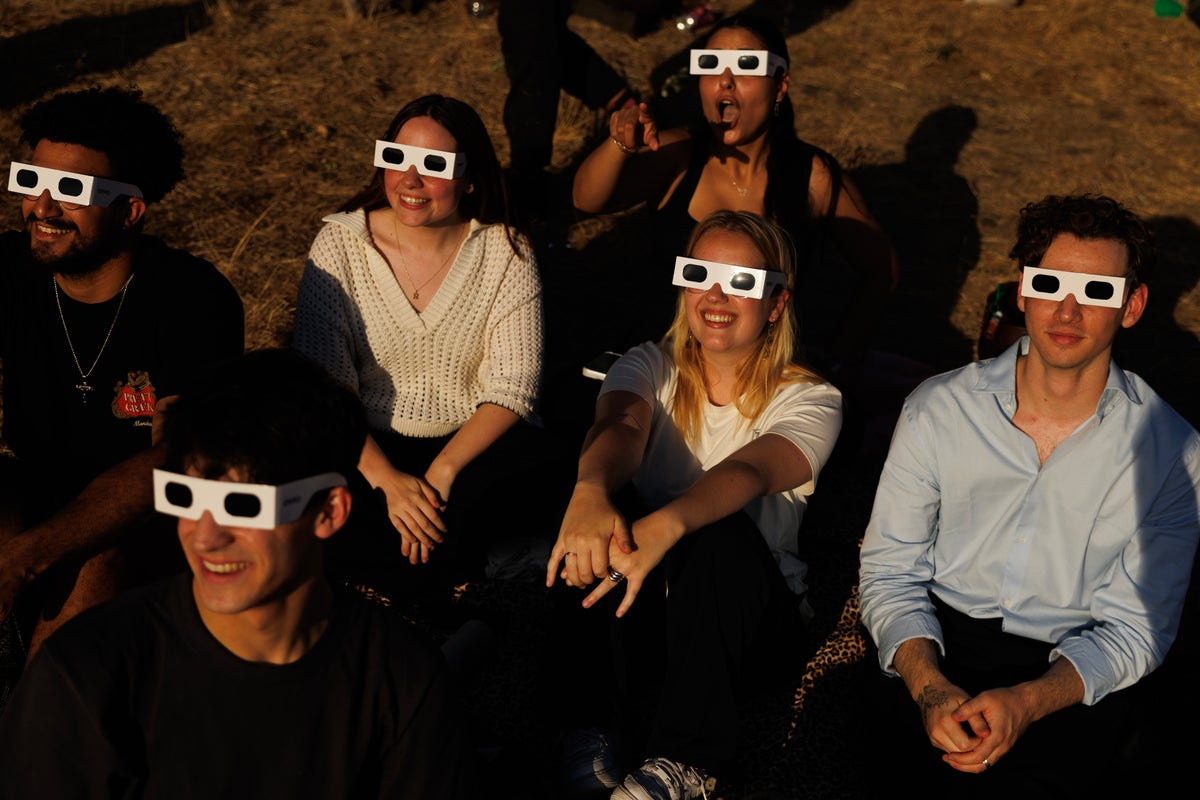Warning signs that your eyes are damaged from staring at the eclipse