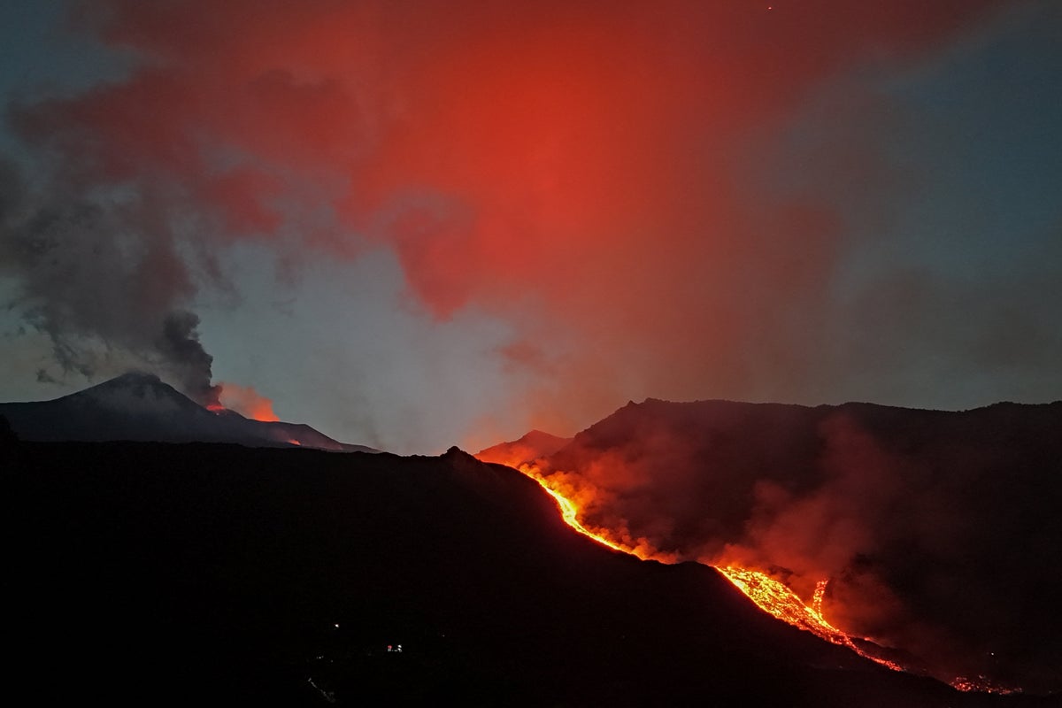 İtalya, Etna Yanardağı'nın küllerinin popüler havaalanını kapalı tutması nedeniyle daha fazla seyahat kaosuyla karşı karşıya