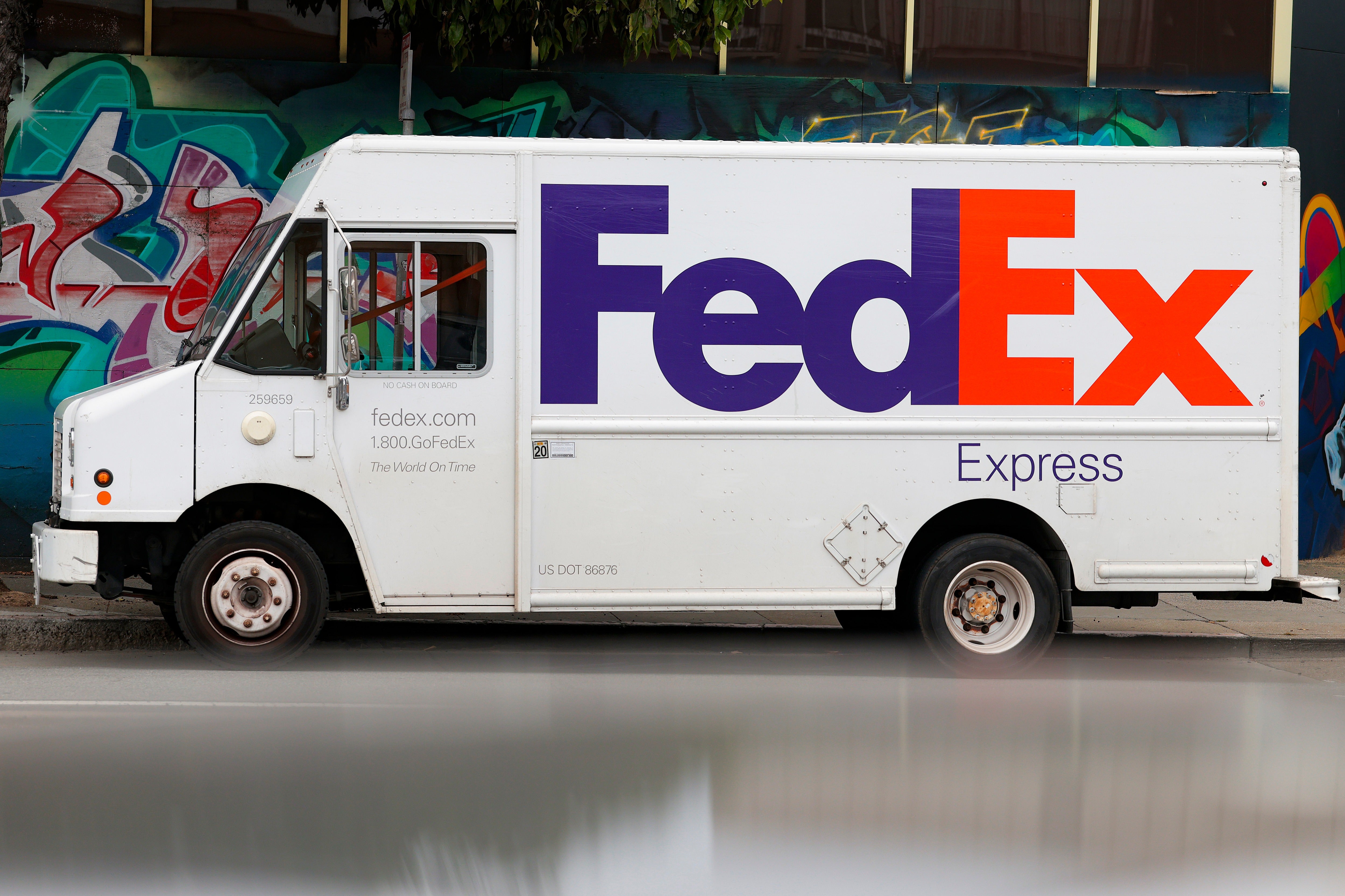 FedEx begins issuing $800 million in tariff refunds to customers
