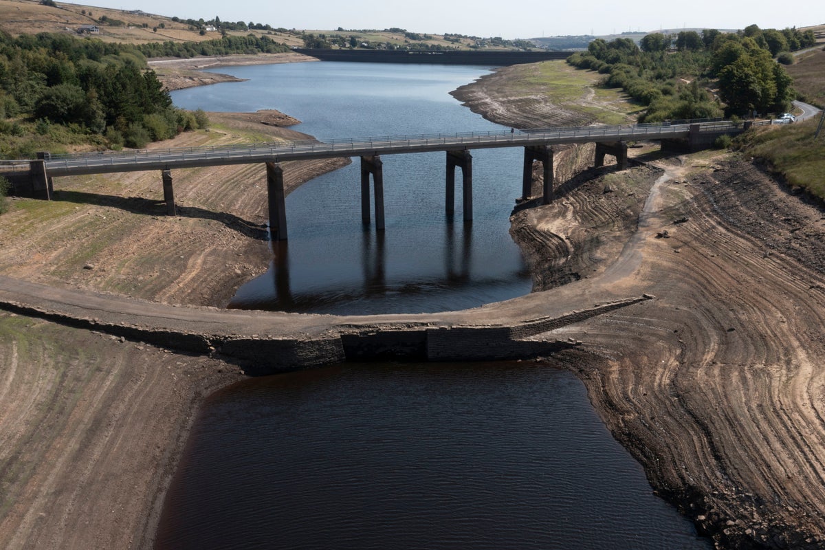 Houseboat owners left high and dry by shrinking water levels across England