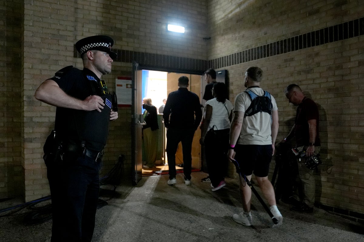 Police contest Farage ‘credible threat’ claim as Reform leader avoids Clacton count