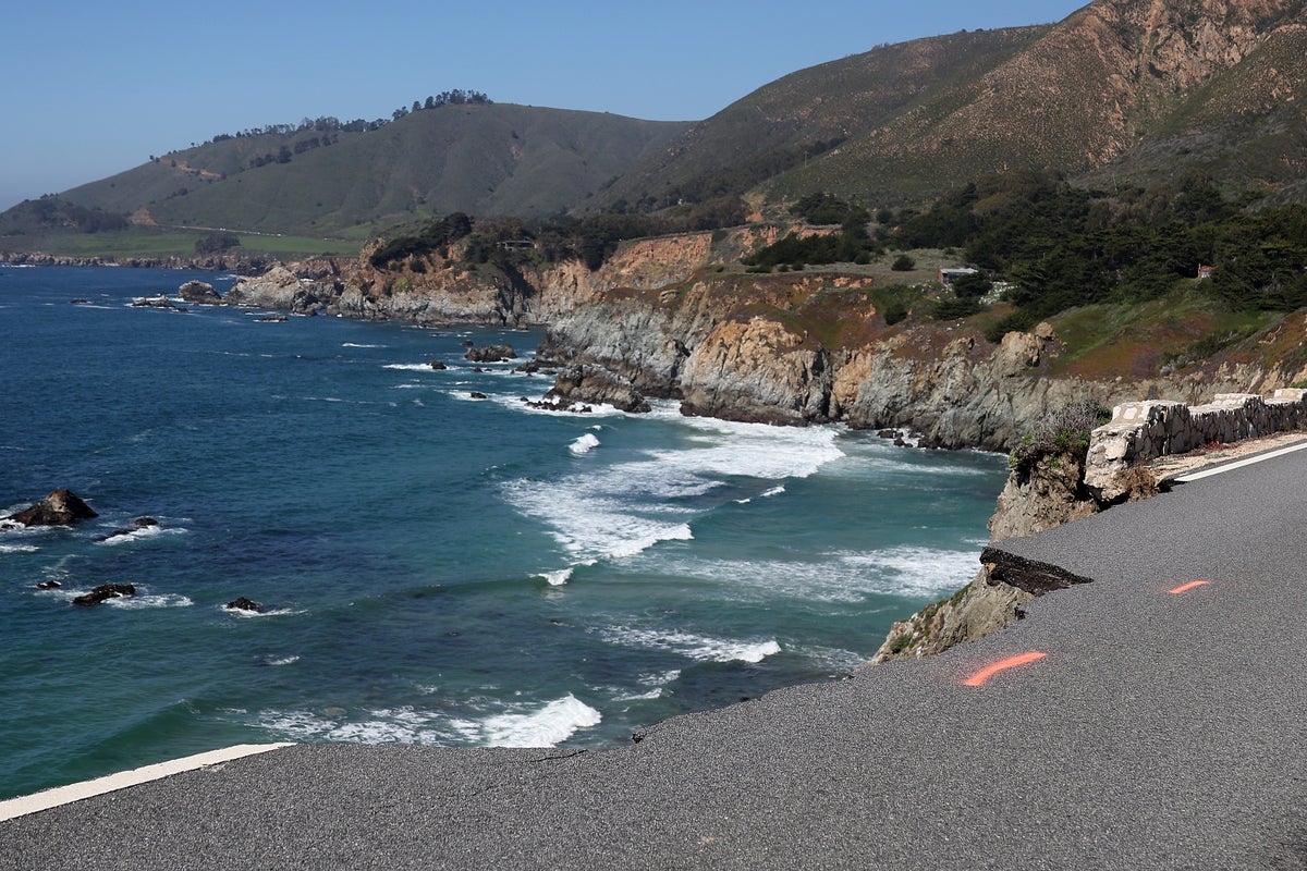 Efsanevi bir otoyol turistleri Big Sur'a geri getirdi. Kaliforniyalılar bunun çok fazla olduğunu söylüyor