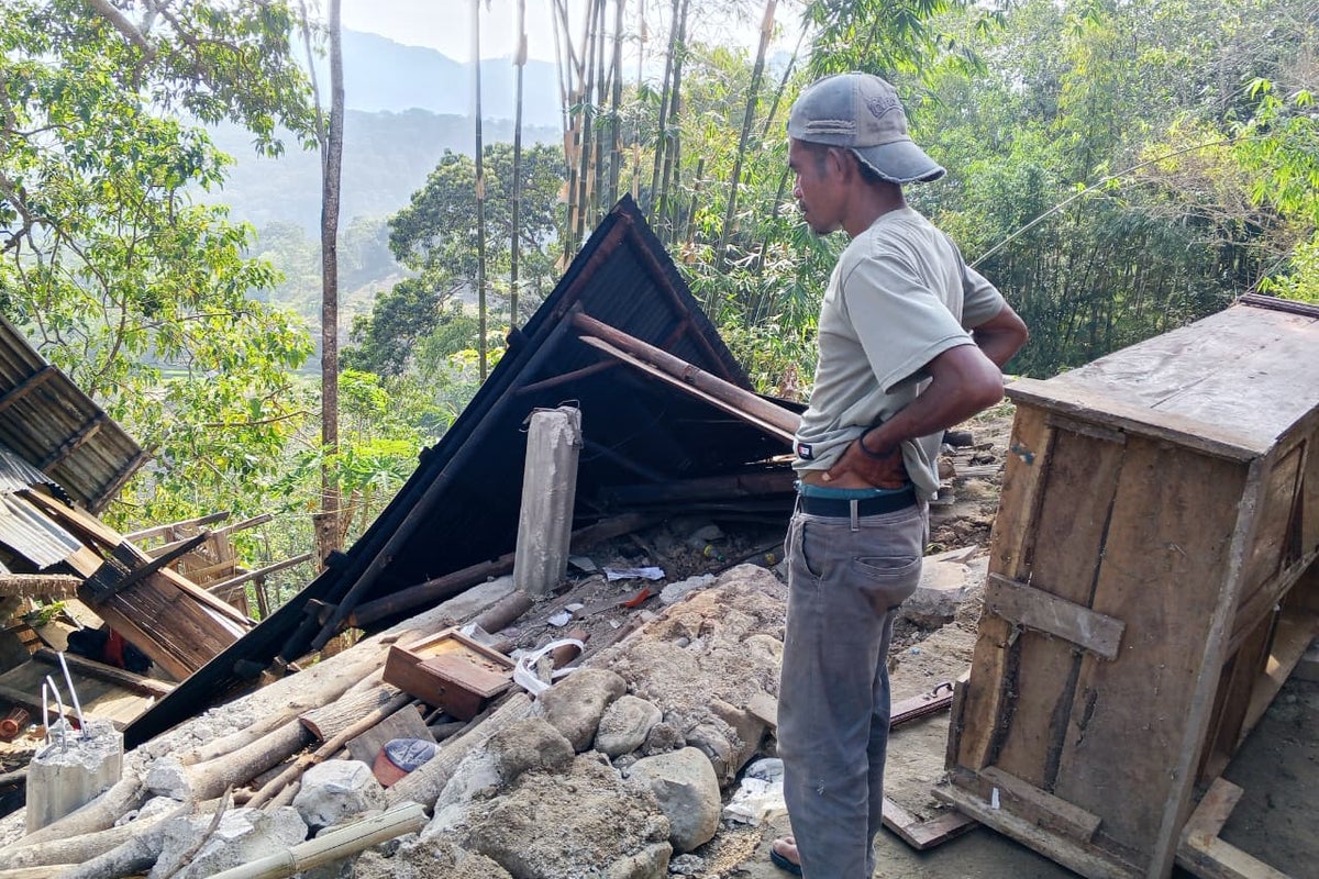 Magnitude 7.7 earthquake strikes off Indonesias coast, toppling buildings and killing at least 2