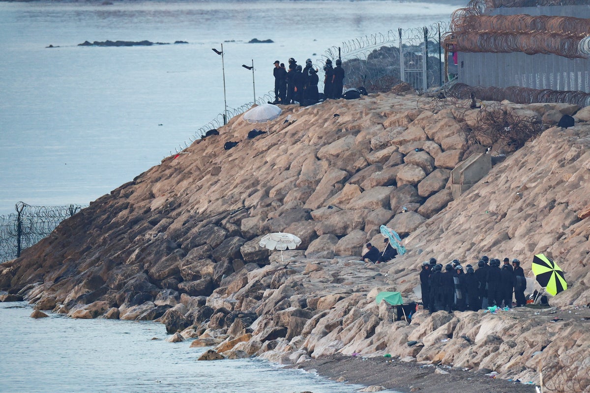 Son sınır geçişinde Fas tarafından tutuklanan 100'den fazla göçmen İspanya'nın Ceuta kentine doğru yola çıktı