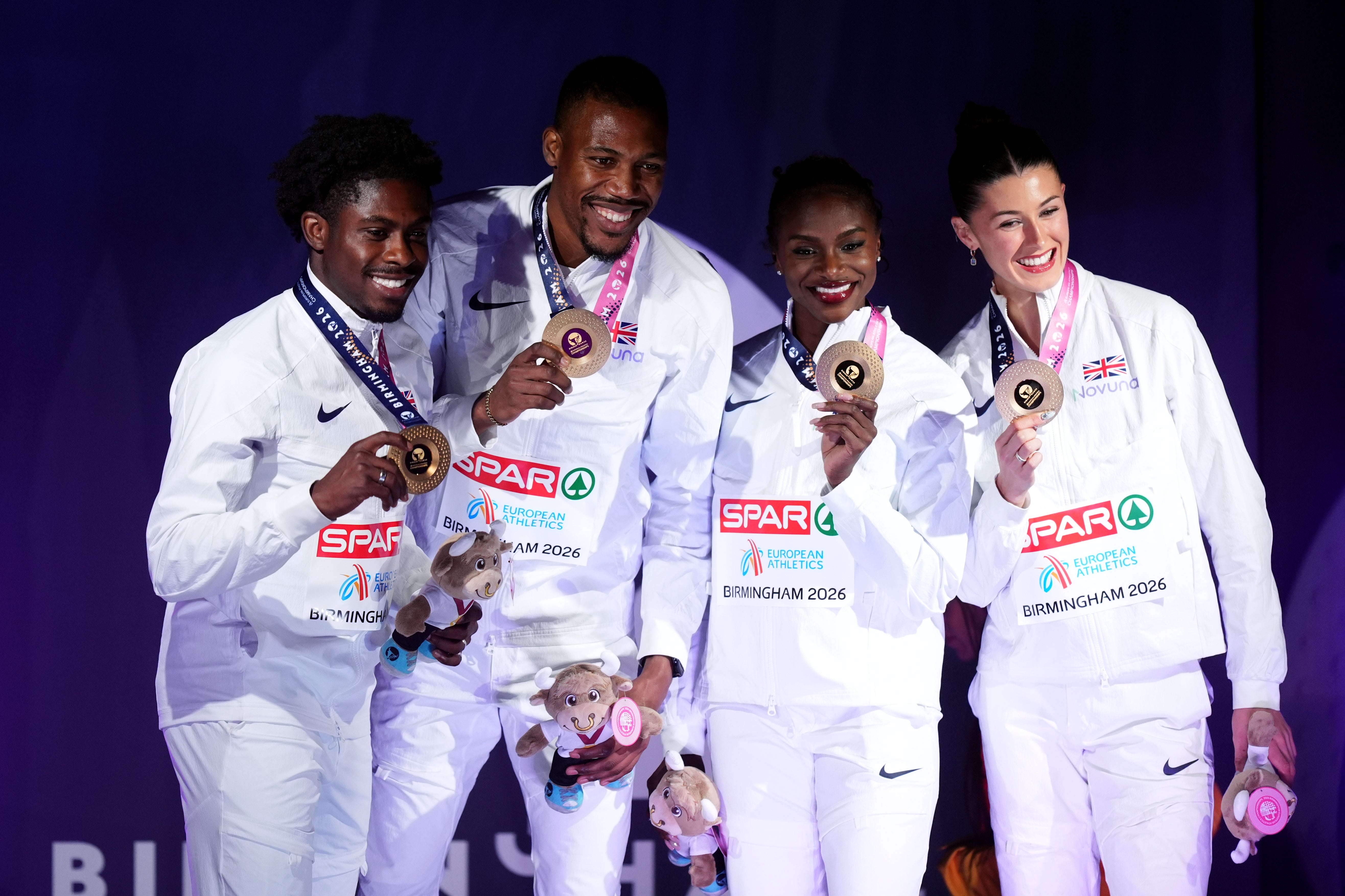 Jeremiah Azu (left), Dina Asher-Smith, Zharnel Hughes, (2nd left) Amy Hunt (right) with their gold medals (Mike Egerton/PA)