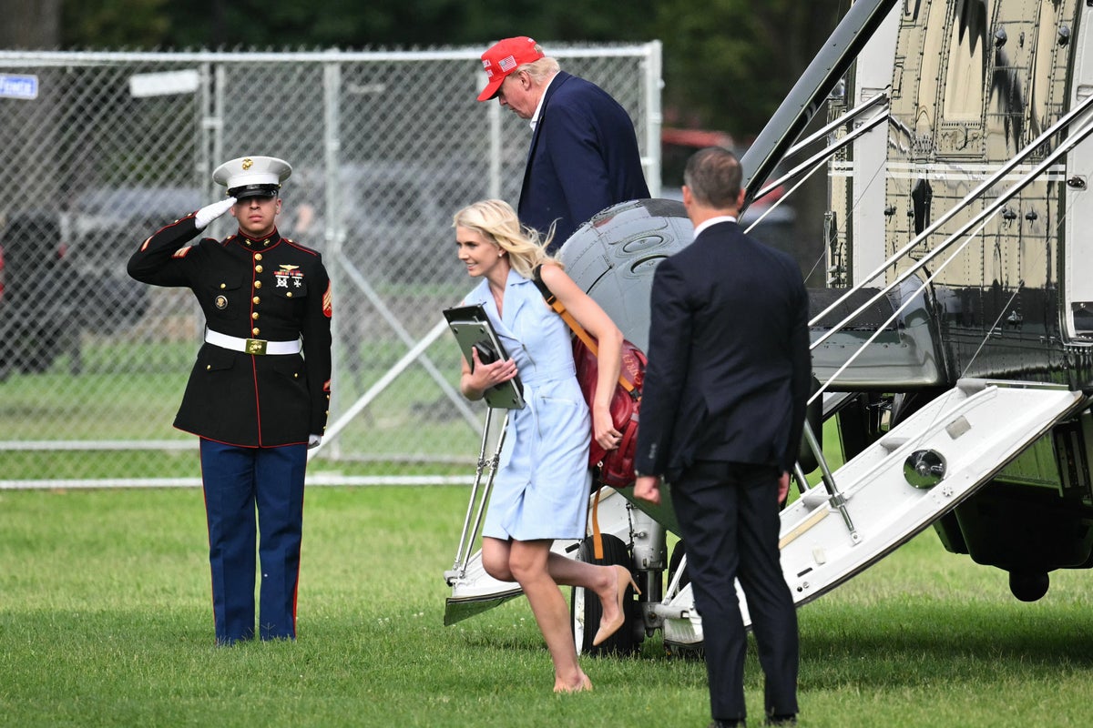 Yeni fotoğraflar, 2023'te 'Natalie Harp'ın Trump'ın golf arabasının peşinden koştuğunu' gösteriyor