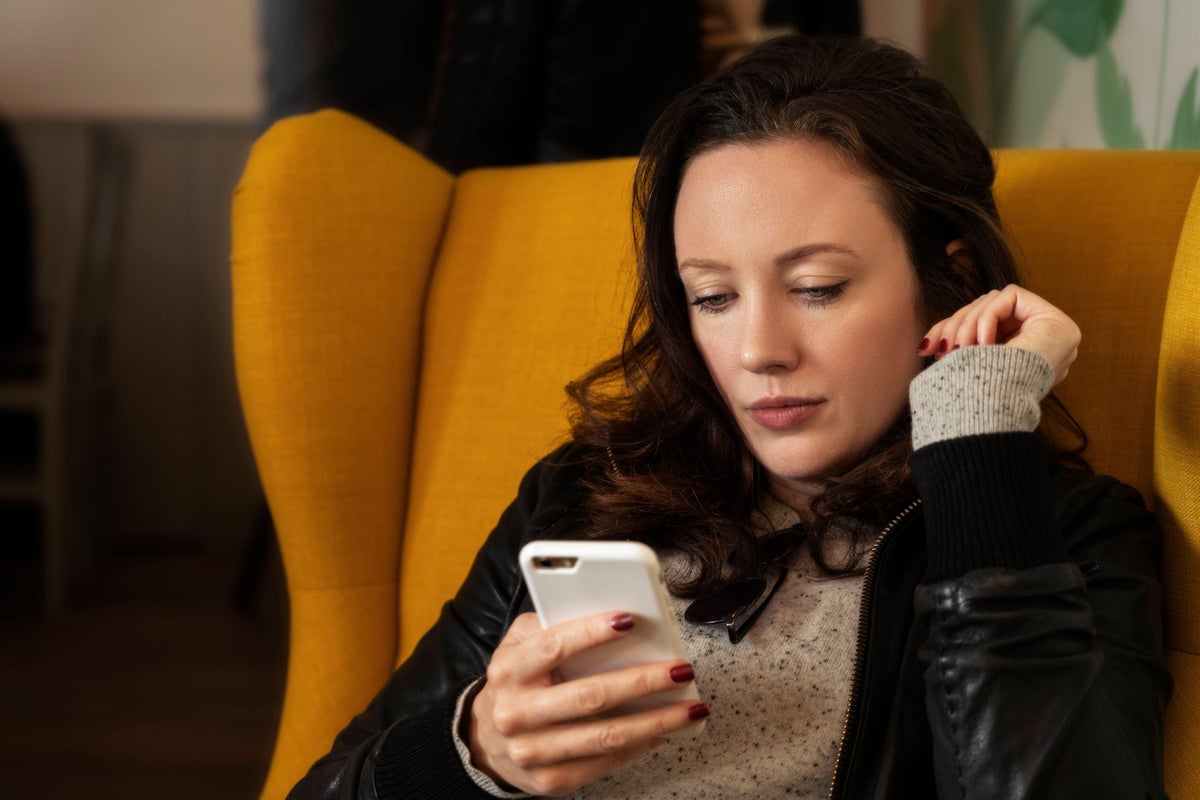 Young female investors&rsquo; pots &lsquo;nearly &pound;4,600 bigger than those belonging to men&rsquo;