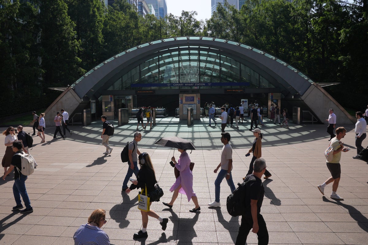 UK job vacancies fall to lowest level since 2021