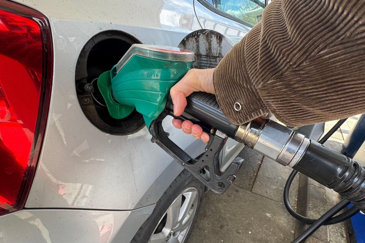 UK Competition Watchdog Investigates Retailers Over Slow Fuel Price Reductions