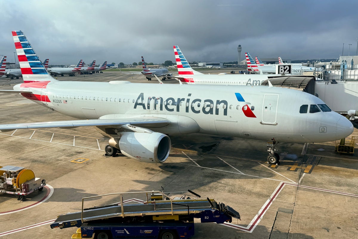 American Airlines uçağında birden fazla yolcunun yandığı bildirilirken dizüstü bilgisayar alev aldı