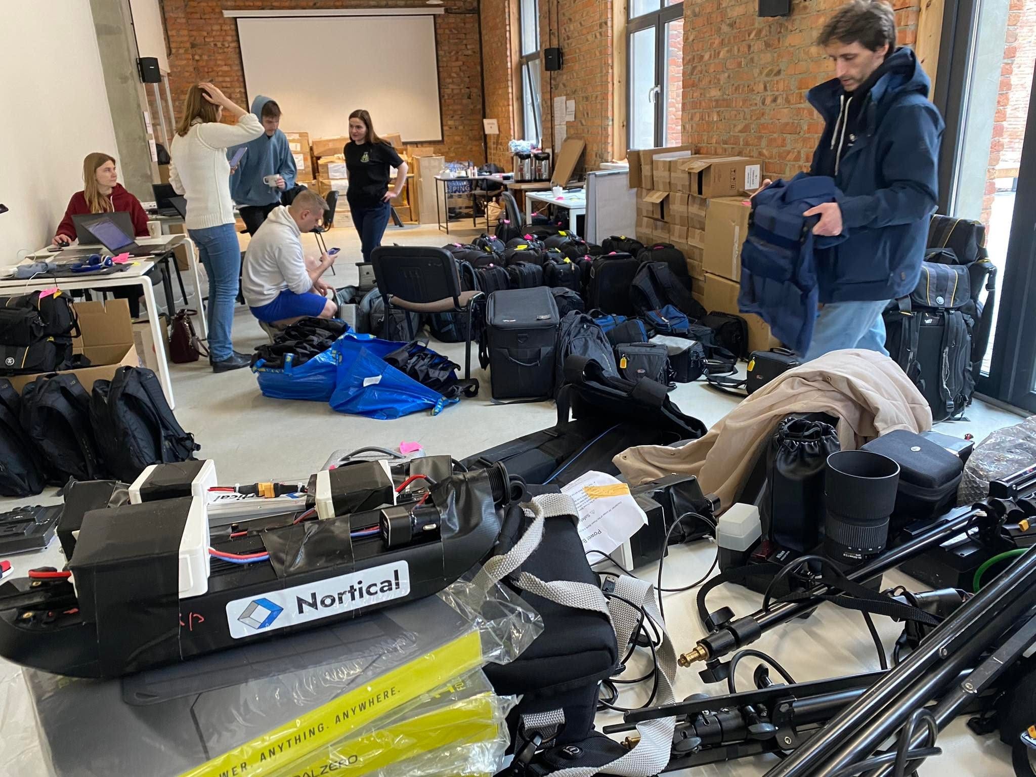 AIRPPU’s Regional Media Support Hub distributing protective equipment, body armour and helmets to Ukrainian journalists, Lviv, April 2022. The initiative helped regional newsrooms continue reporting safely during the first months of Russia’s full-scale invasion