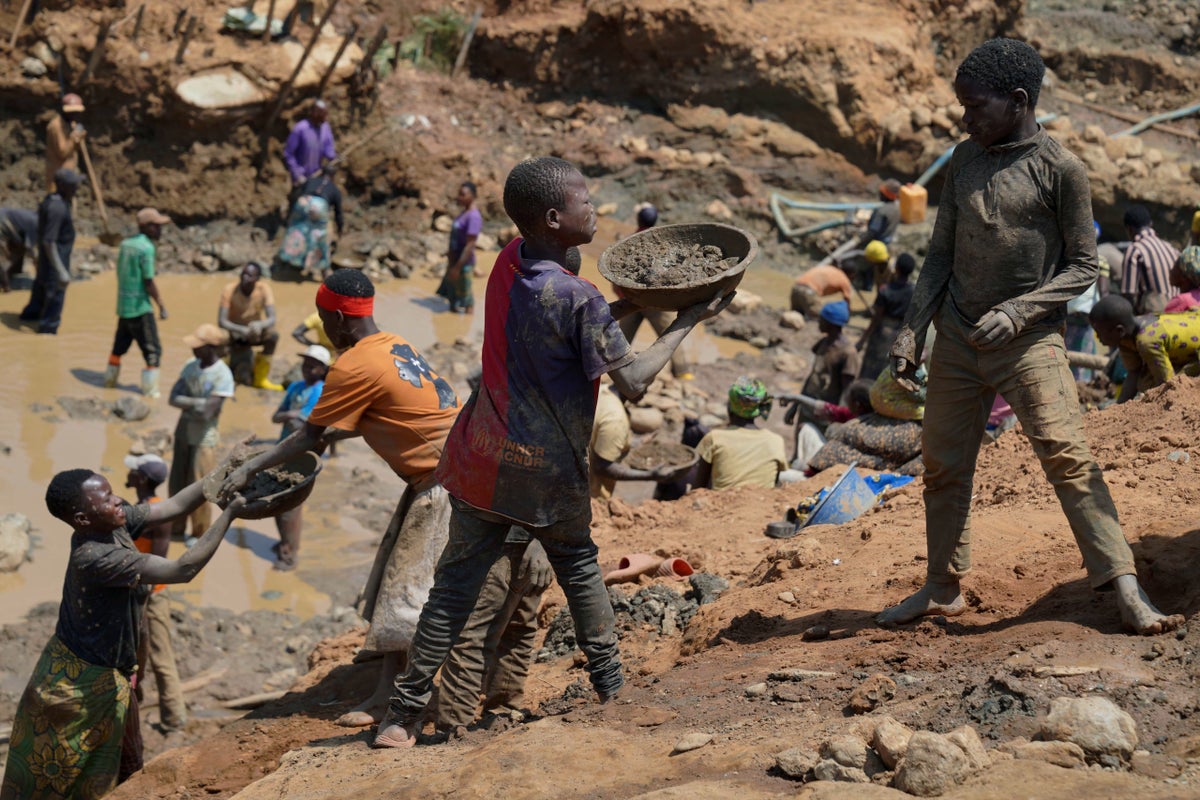 Mobile Gold Miners in Eastern Congo Complicate Ebola Containment Efforts