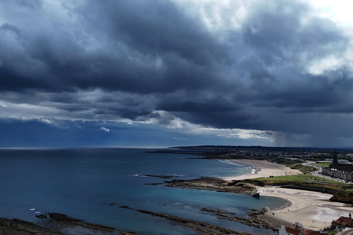 Met Office thunderstorm warning issued across large parts of UK Met Office thunderstorm warning issued across large parts of UK