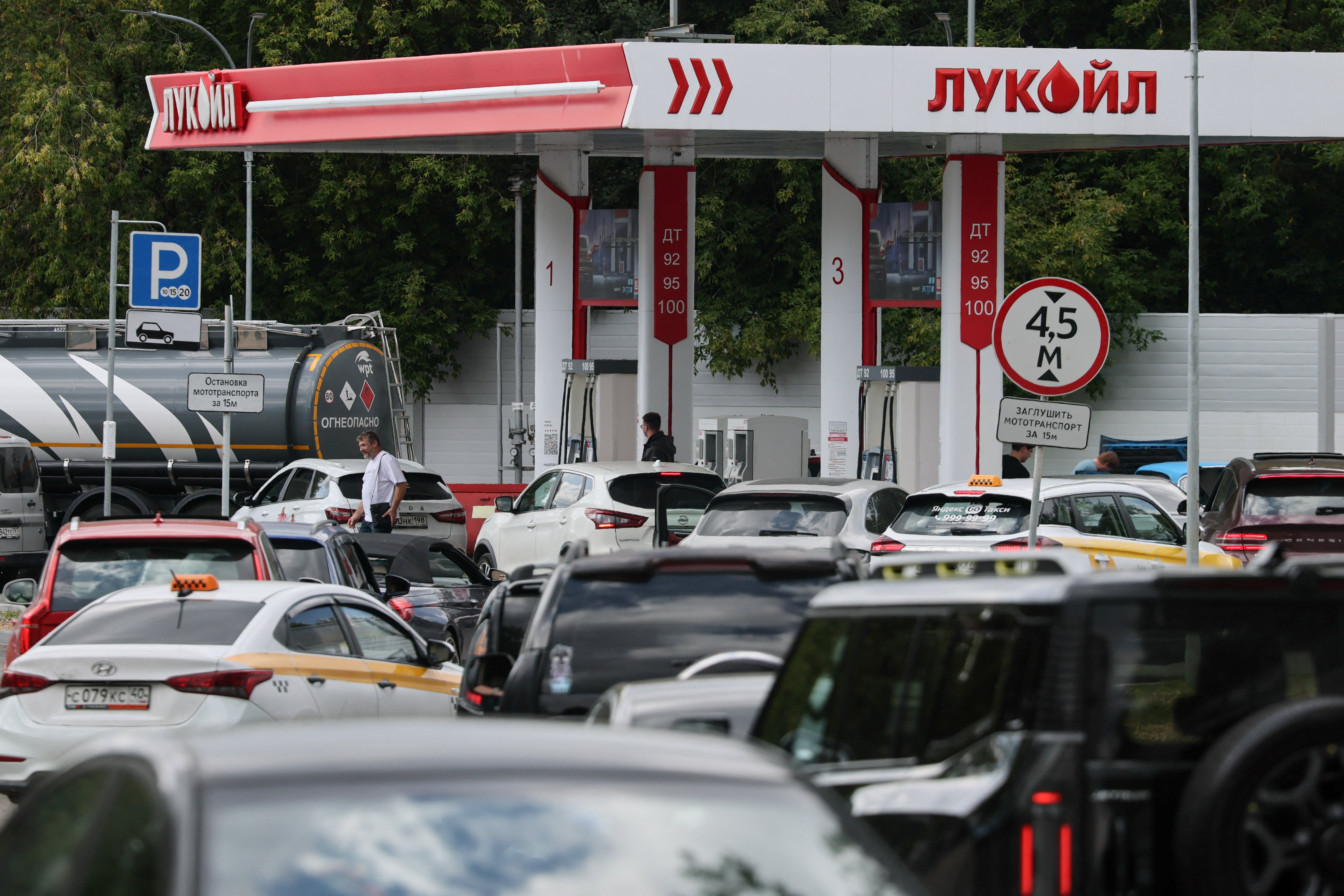 Cars queue to refuel at a Lukoil fuel station amid fuel shortages following recent series of Ukrainian air attacks on oil refineries in Russian regions and further gasoline production cuts, in the course of the Russia-Ukraine conflict, in Moscow, Russia, August 17, 2026. (Reuters)