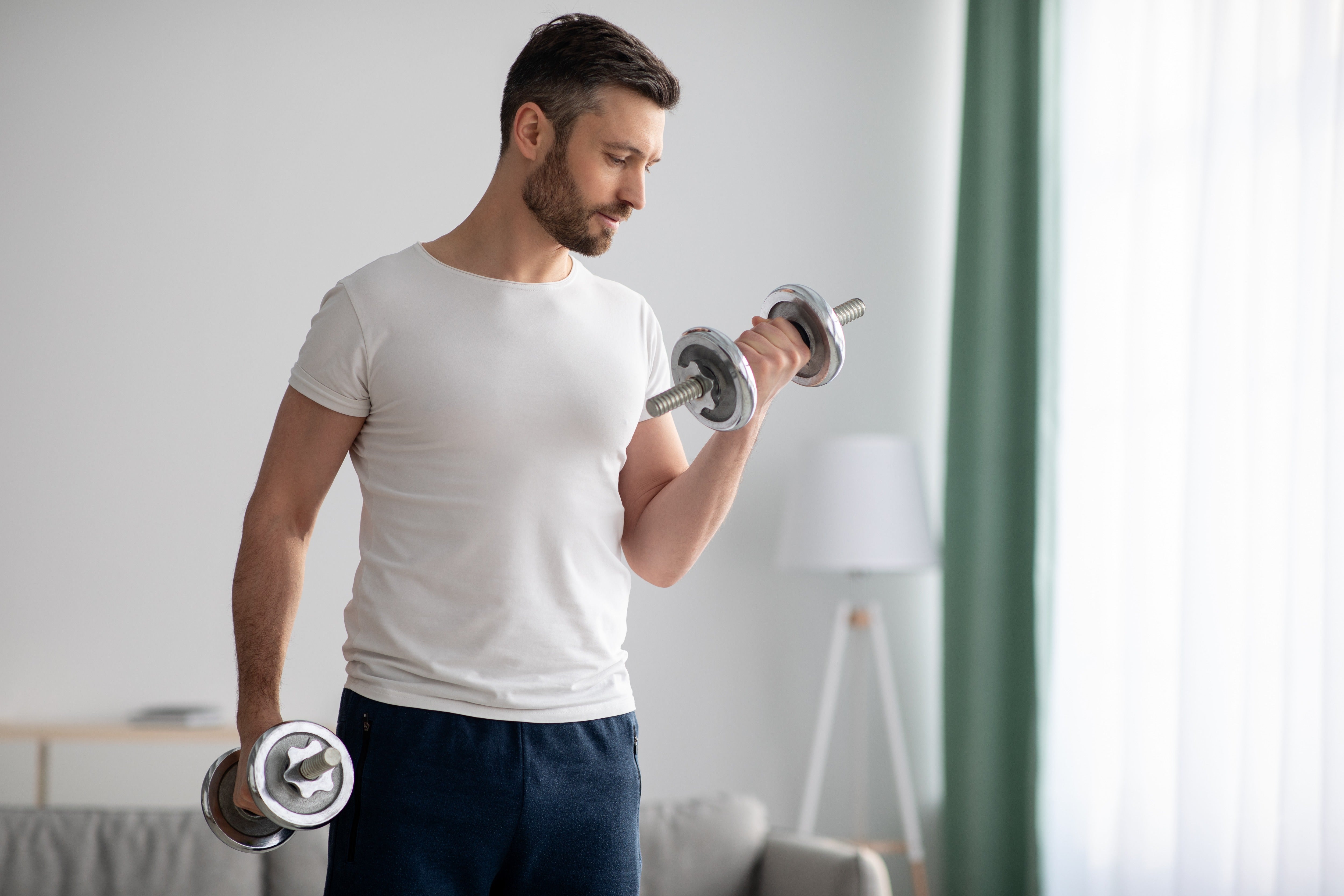 Un par de entrenamientos con mancuernas de 20 minutos cada semana pueden transformar tu salud y tu estado físico, según el experto en músculos, el Dr. Brad Schoenfeld.