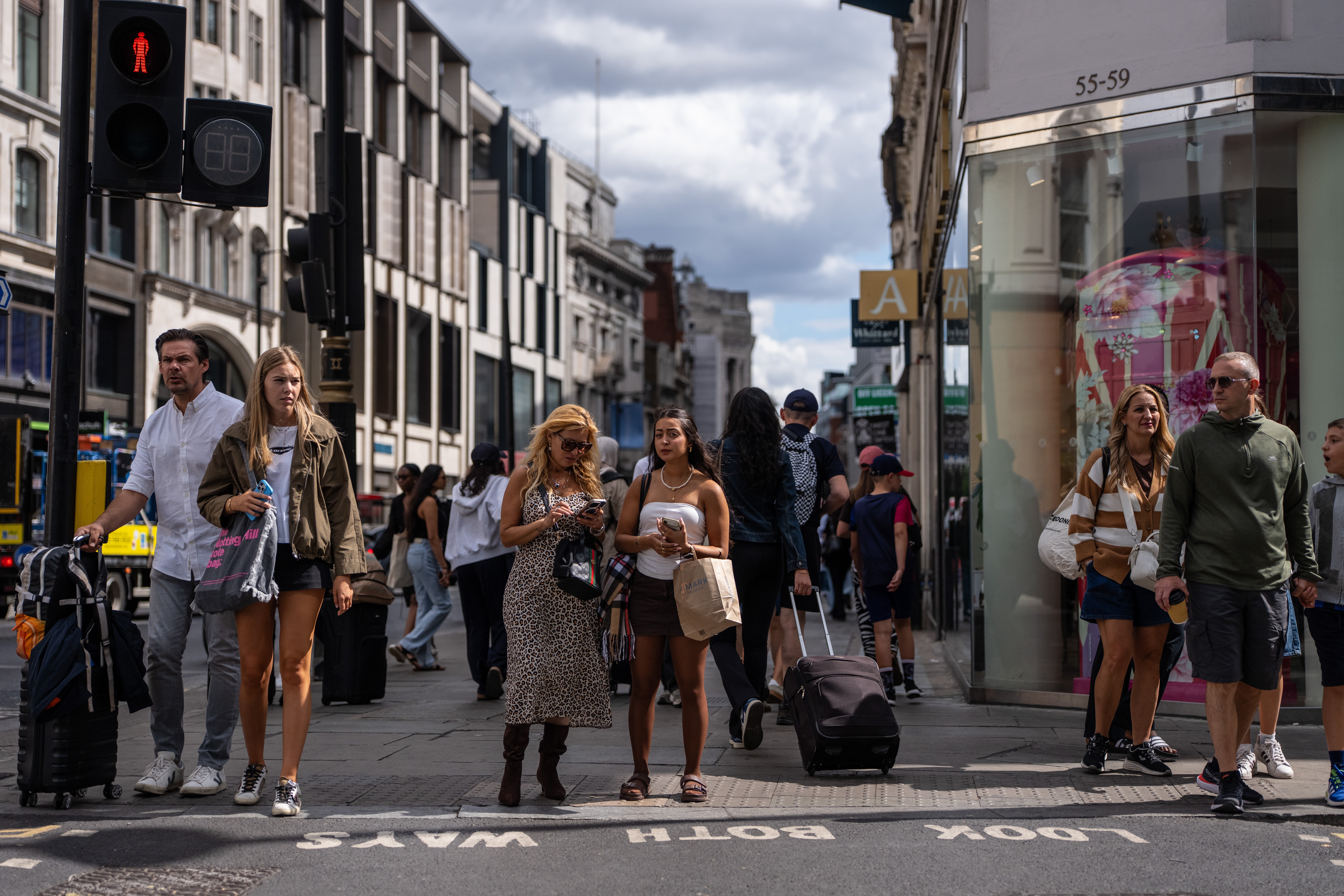 Retailers in need of &lsquo;lifeline&rsquo; as footfall declines despite shoppers returning after hot weather