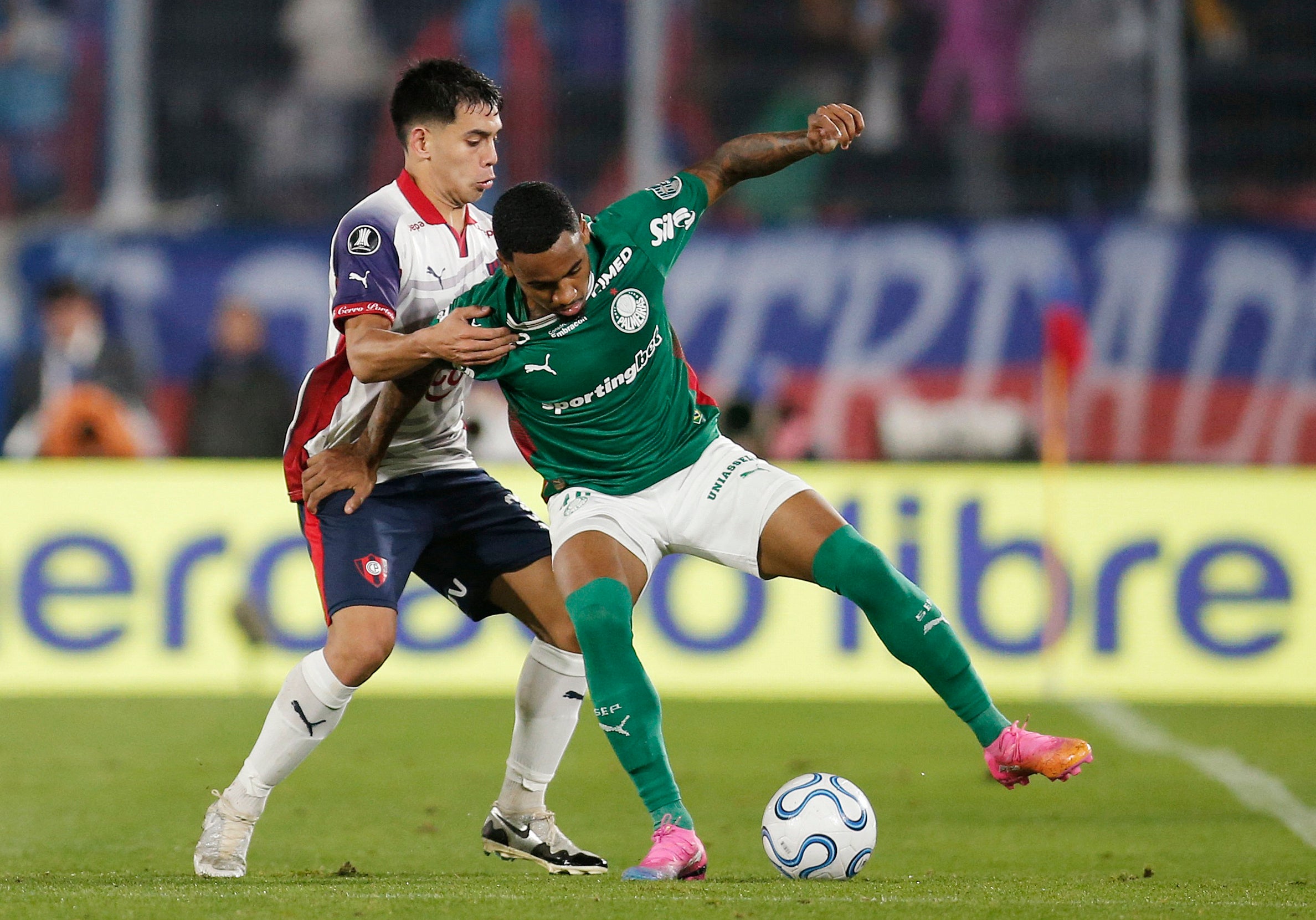 Allan Elias in action against Cerro Porteno's Diego Ivan Chaparro Martinez in the Copa Libertadores