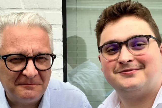 Clément Vandenkerckhove (derecha) con su padre, el príncipe Laurent de Bélgica.