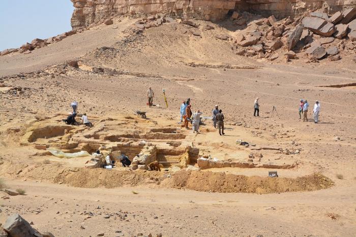 Archaeological excavations in Area R: funerary and cultic complex with hundreds of QPW 4 painted vessels