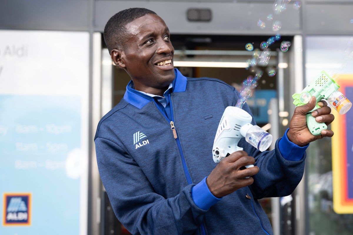 Passenger fury after London bus driver ‘banned from blowing bubbles’ Passenger fury after London bus driver ‘banned from blowing bubbles’