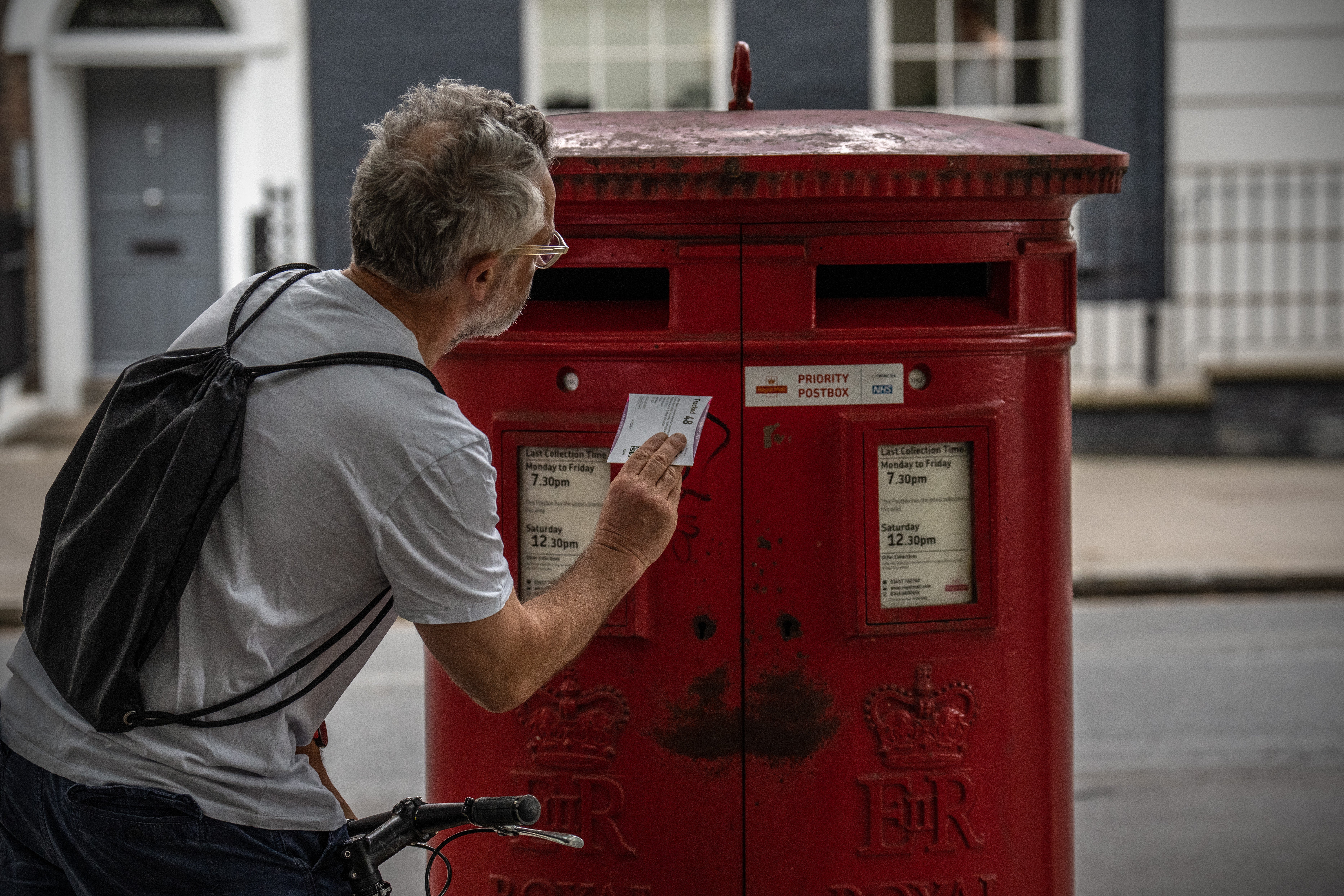 Royal Mail misses delivery targets yet again amid £500m overhaul