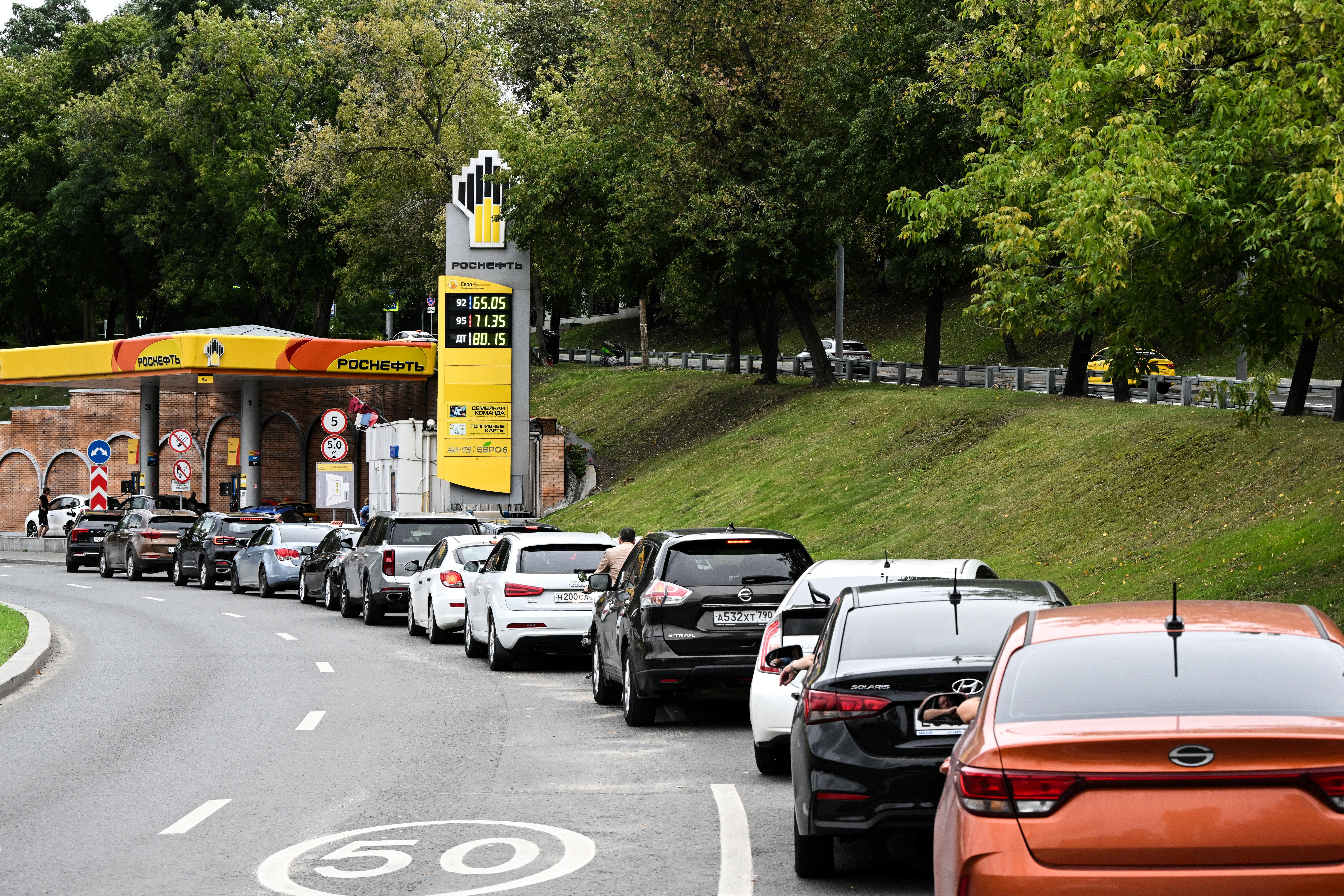 Drivers queue at a Rosneft petrol station to refuel their cars in Moscow on August 21, 2026. (Photo by Igor IVANKO / AFP via Getty Images)