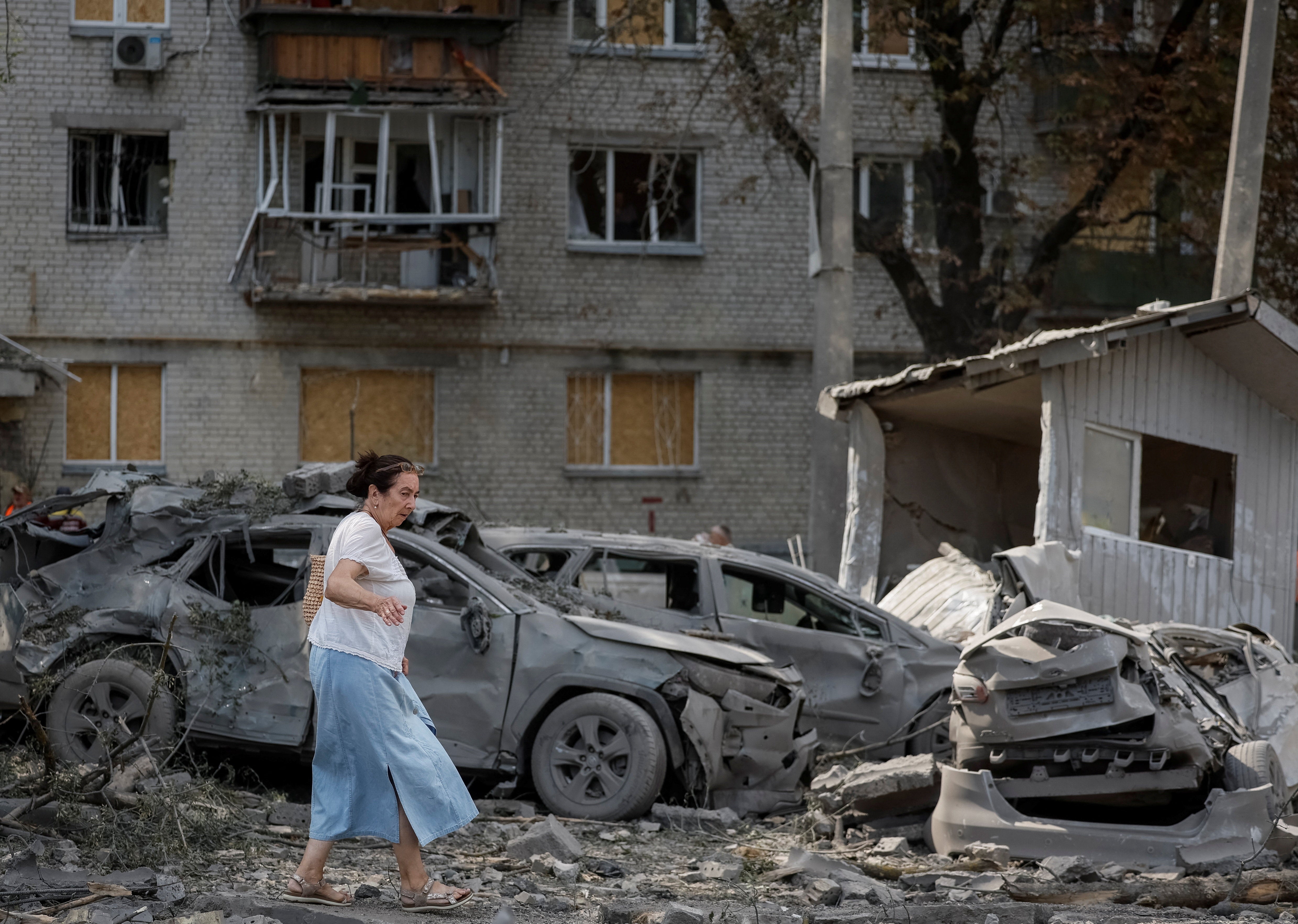 A woman walks through the site of yesterday's missile strike, amid Russia's attack on Ukraine, in Kyiv, Ukraine August 21, 2026. Photo: REUTERS/Gleb Garanich (Reuters)
