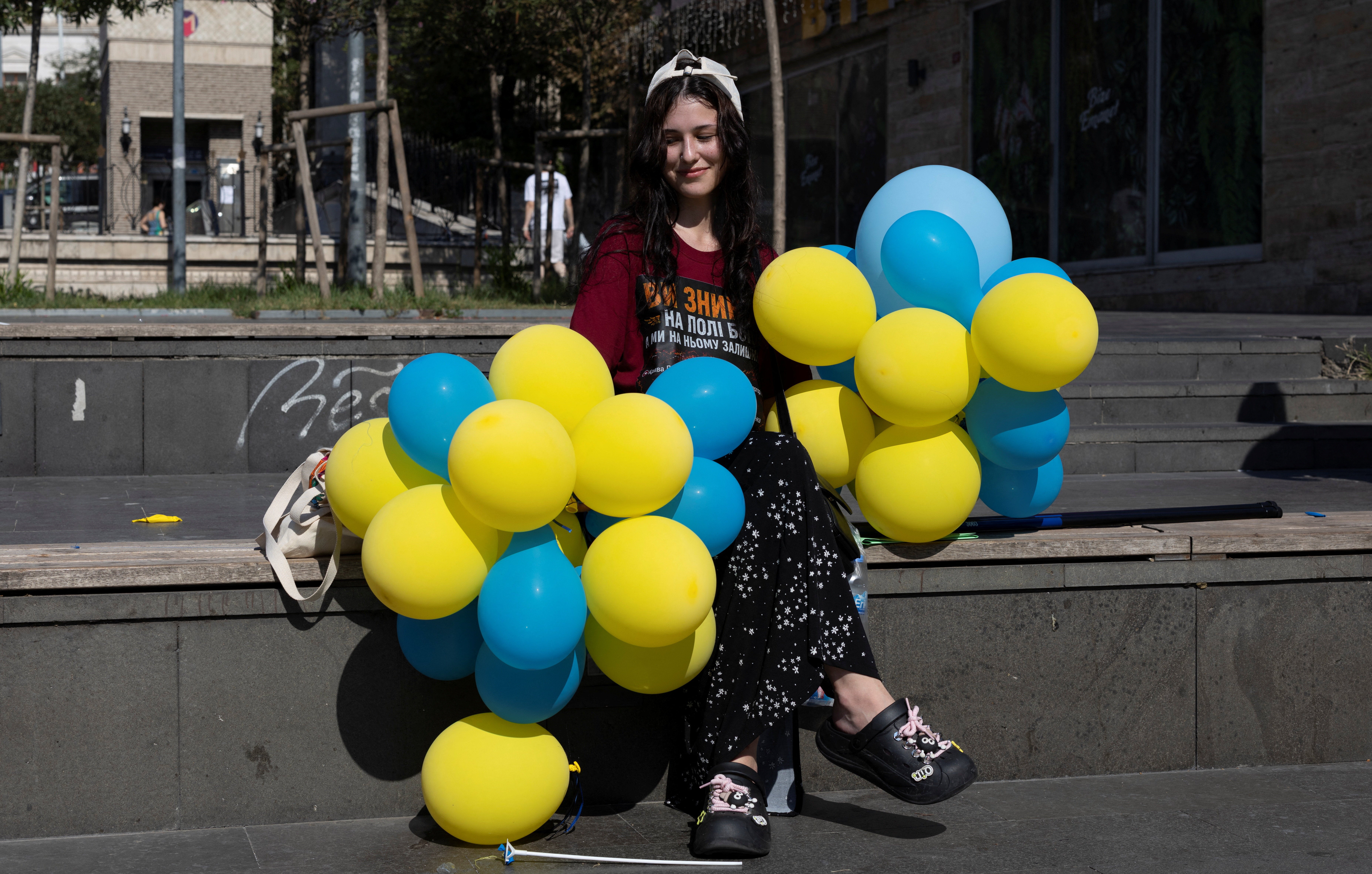 A Ukrainian woman living in Turkey holds balloons in colors of the Ukrainian flag