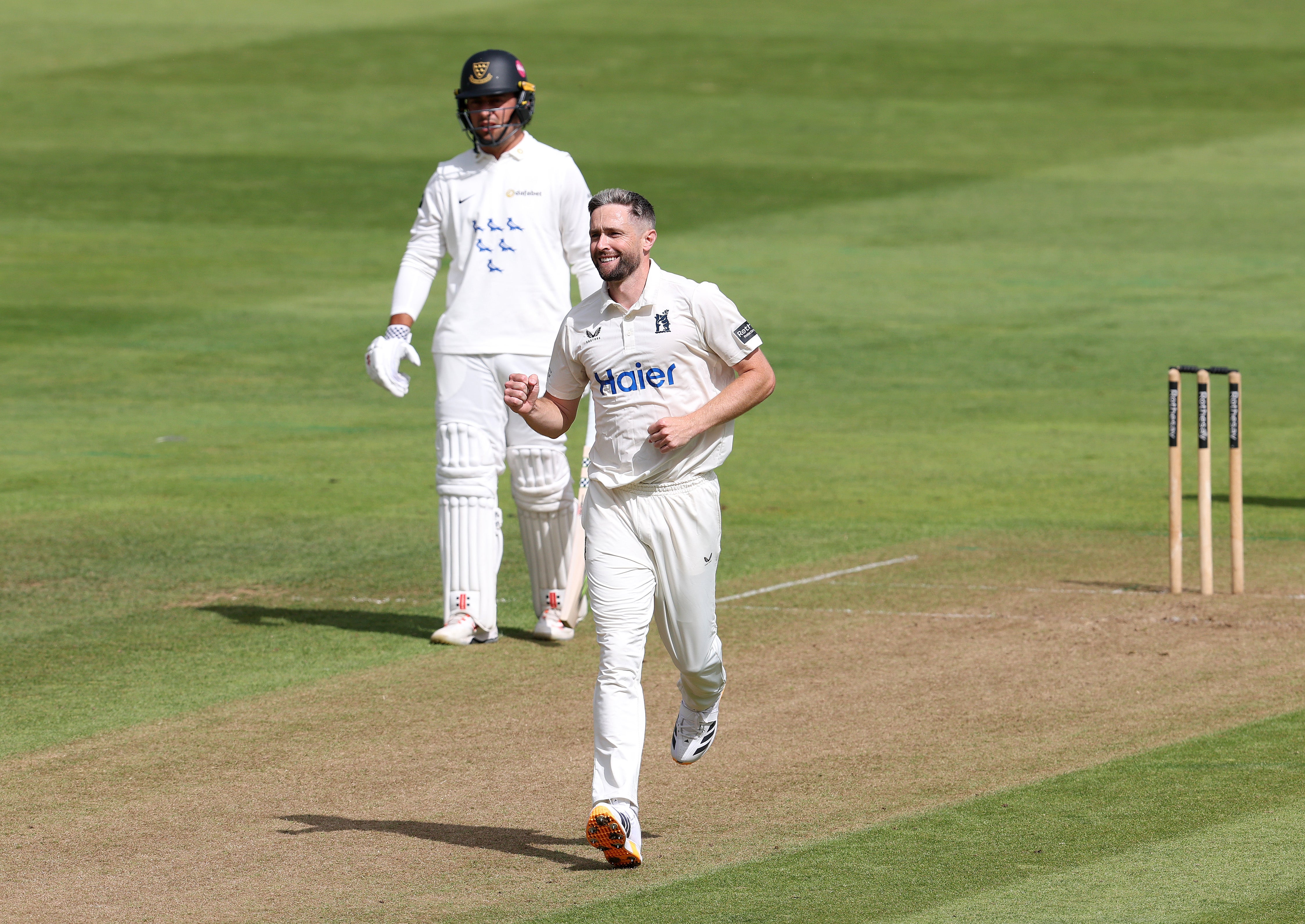 Chris Woakes helped Warwickshire to victory in a one-wicket thriller